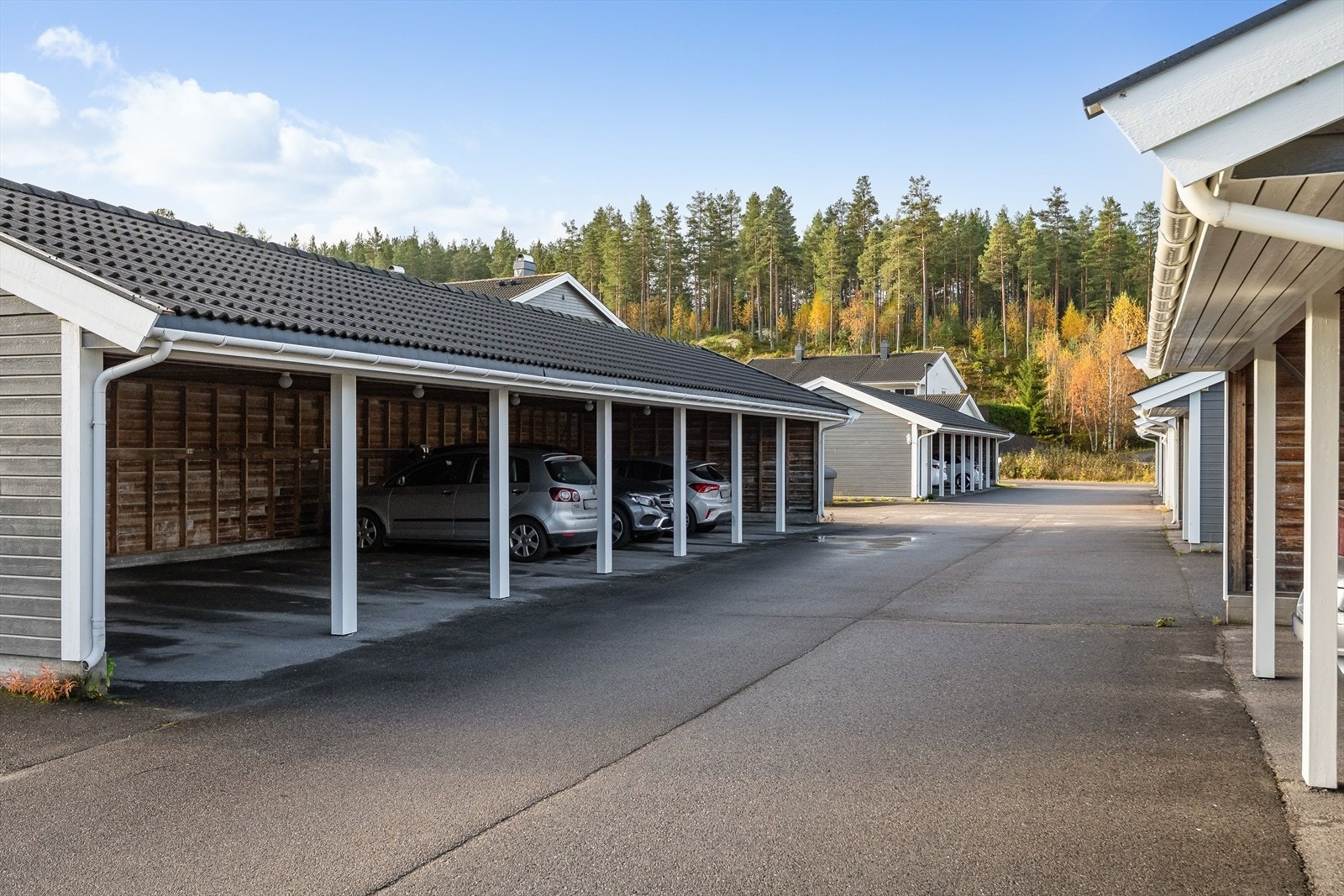 I tillegg disponerer leiligheten en egen bod på ca. 5 kvm i felles uthus, samt en parkeringsplass på ca. 14 kvm i felles carport-anlegg. Galleribilde