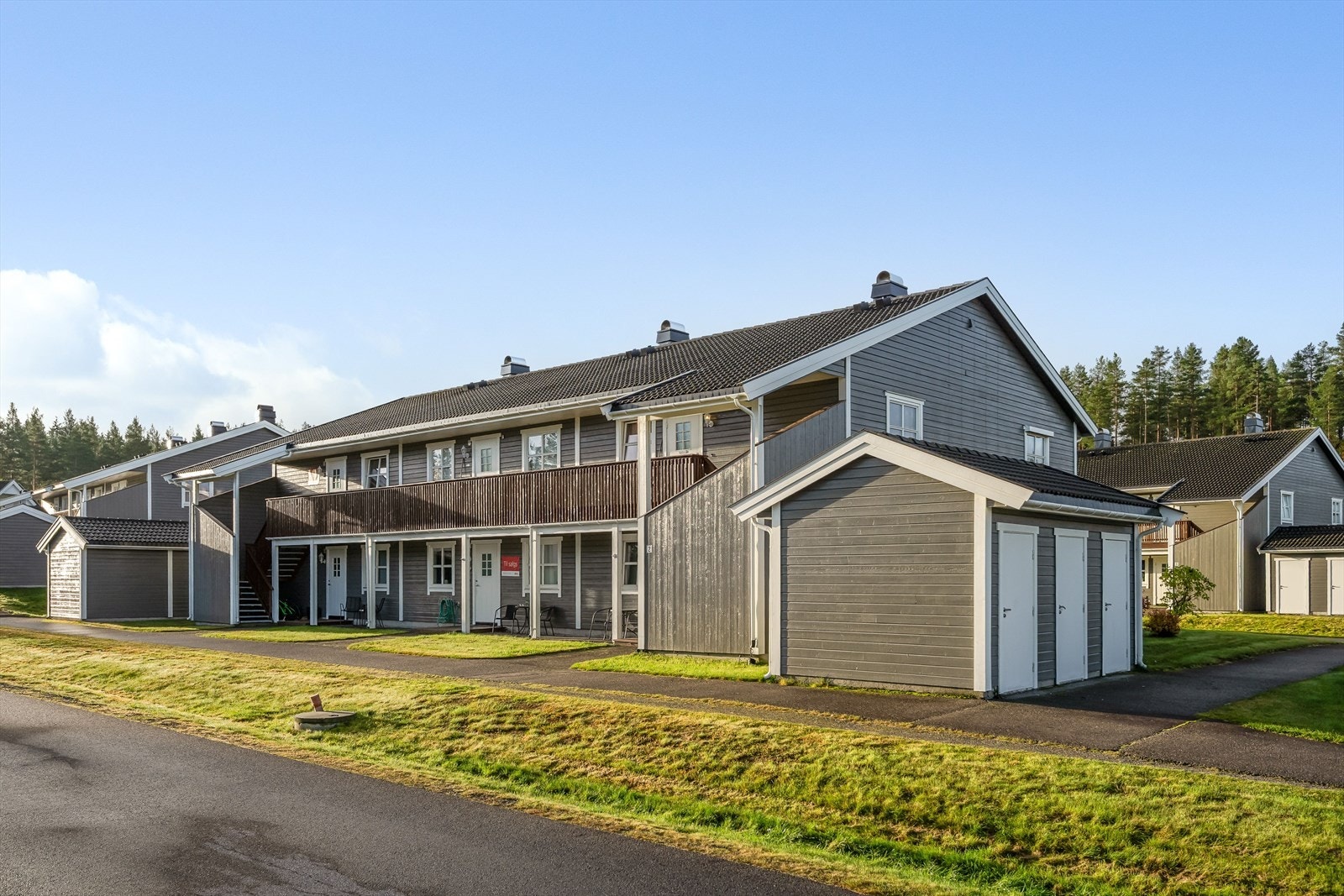 Leiligheten har trappefri adkomst og det er pene fellesområder med asfalterte gangstier, parkeringsområder og adkomst. Galleribilde