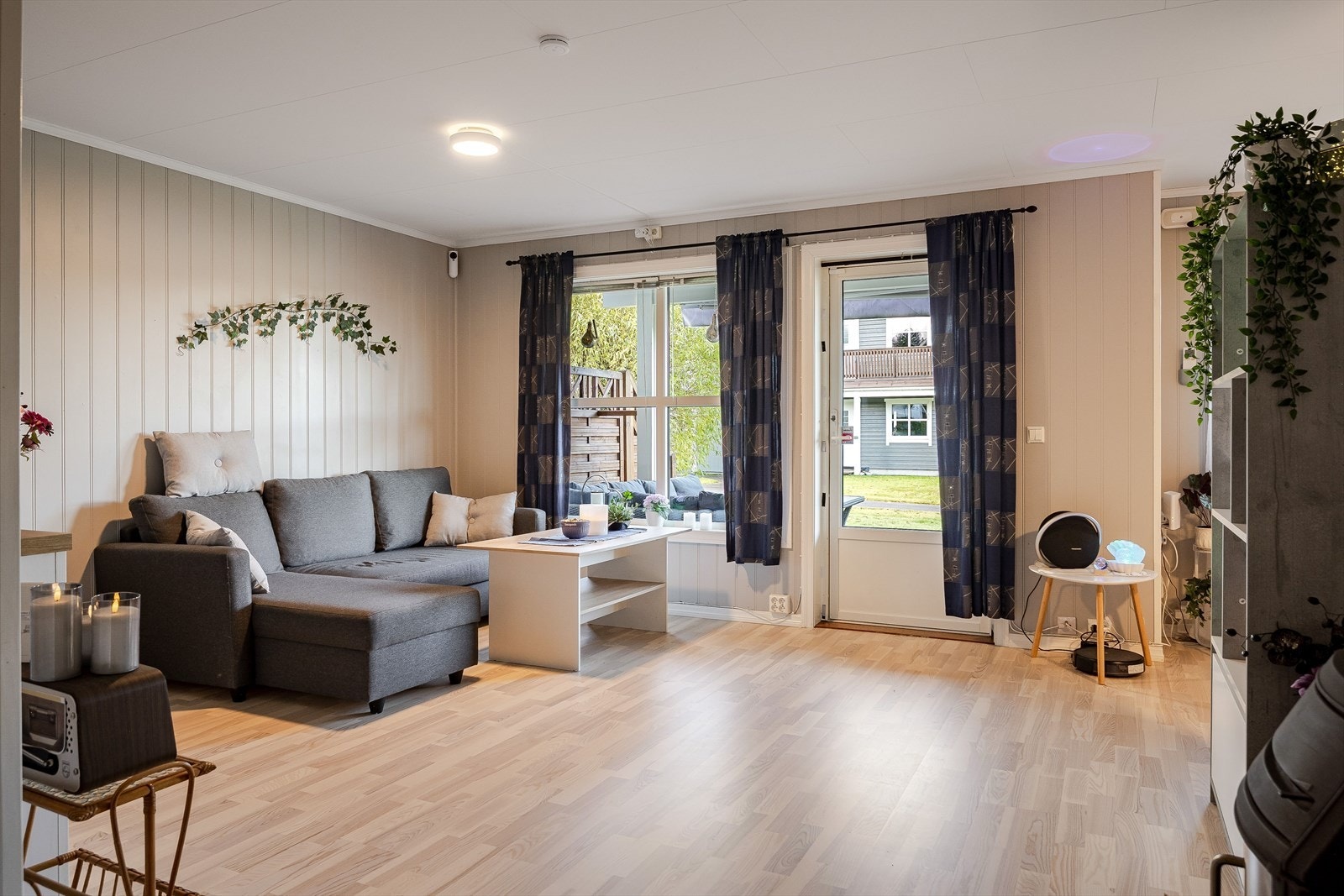 Stuen har god standard med gulv fra 2025, malte panelplater på veggene og skjult elektrisk anlegg. Det ble montert nye foilerte takessplater i stue/kjøkken i 2020. Galleribilde