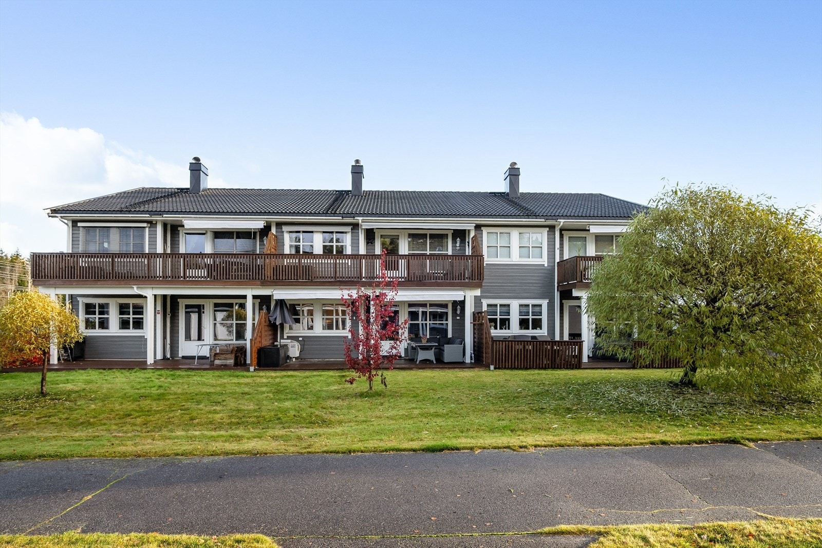 Fellestomten er opparbeidet med gressplen og noe beplantning med fellesområder tilrettelagt med lekeområder. Med bymarka rett utenfor døra kan du også nye friluft og flotte turområder. Galleribilde