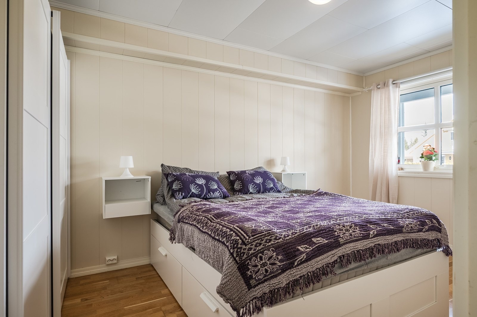 Leiligheten har et lyst og innbydende hovedsoverom. Soverommet har god standard med parkett på gulv, panelplater på veggene malt i en lys varm farge og skjult elektrisk anlegg. Galleribilde