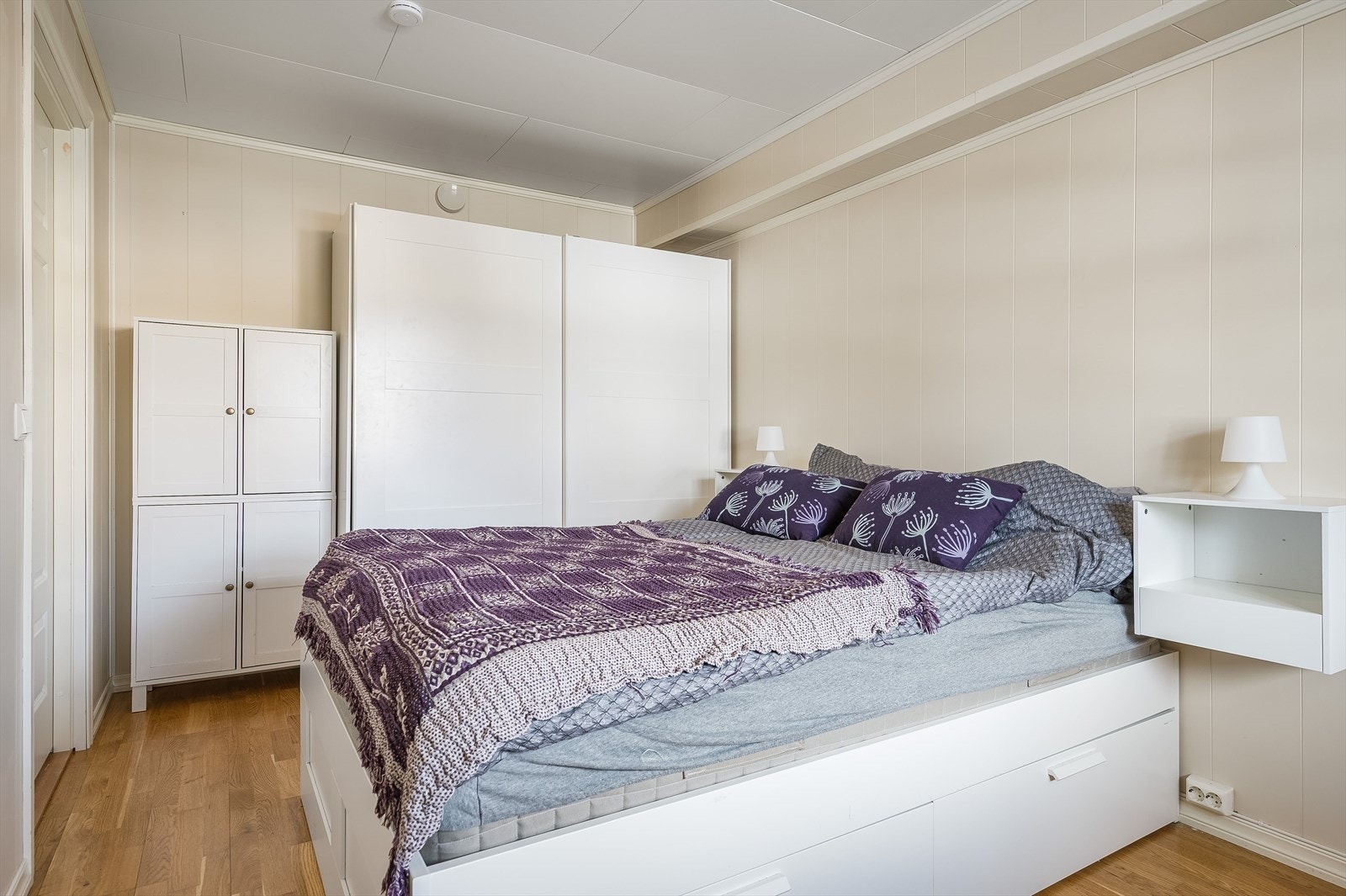 På soverommet har du plass til dobbeltseng med tilhørende nattbord, samt en kontorpult eller kommode. Det er god oppbevaringsplass i stor skyvedørsgarderobe som medfølger i handelen. Galleribilde