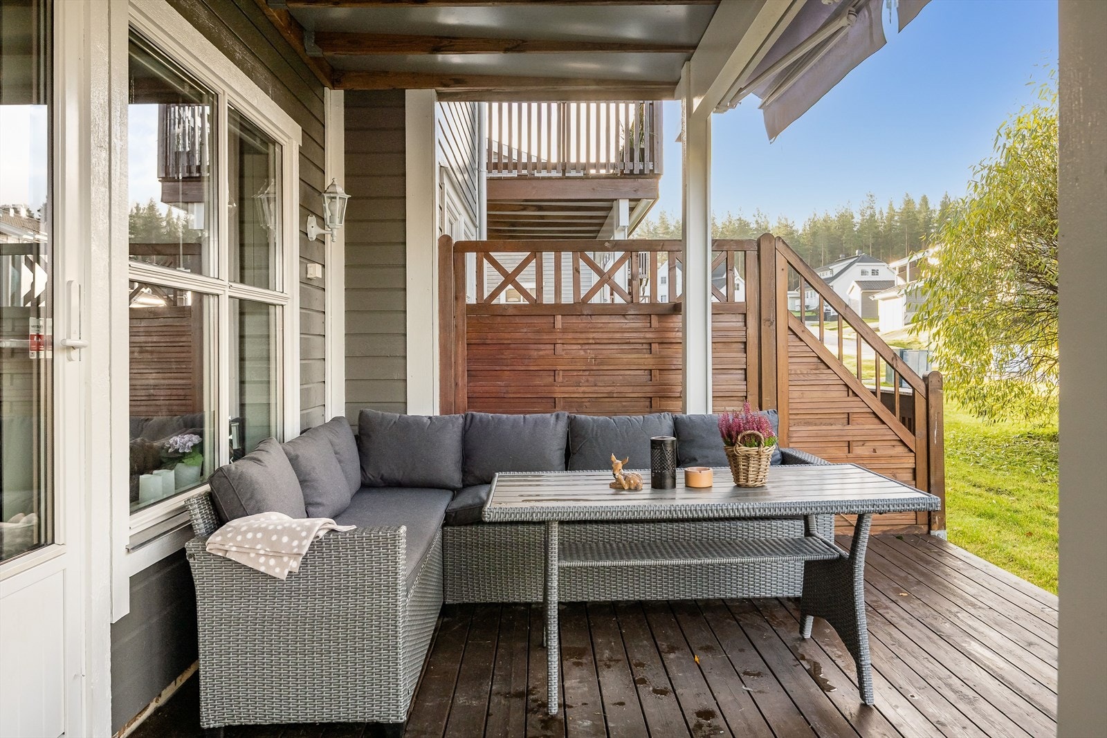 Terrassen er delvis overbygget, har terrassebord på gulv som ble beiset i 2024 og god plass til ulike sittegrupper. Det er også montert markiser, utebelysning og utvendig stikkontakt. Beliggenheten mot sydvest sørger for svært gode solforhold. Galleribilde