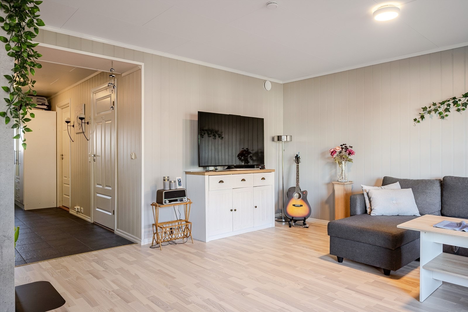 I hjørnet av stuen er det montert en koselig peisovn som både gir god varme og bidrar til ekstra hygge. Galleribilde