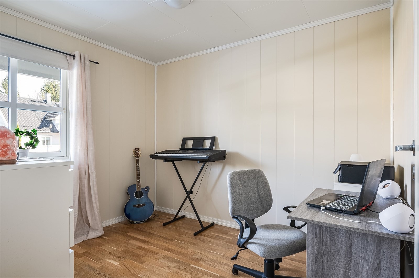 Det andre soverommet er et lyst og fint rom som passer perfekt som barnerom, gjesterom eller kontor. Soverommet har samme gode standard som resten av leiligheten. Galleribilde