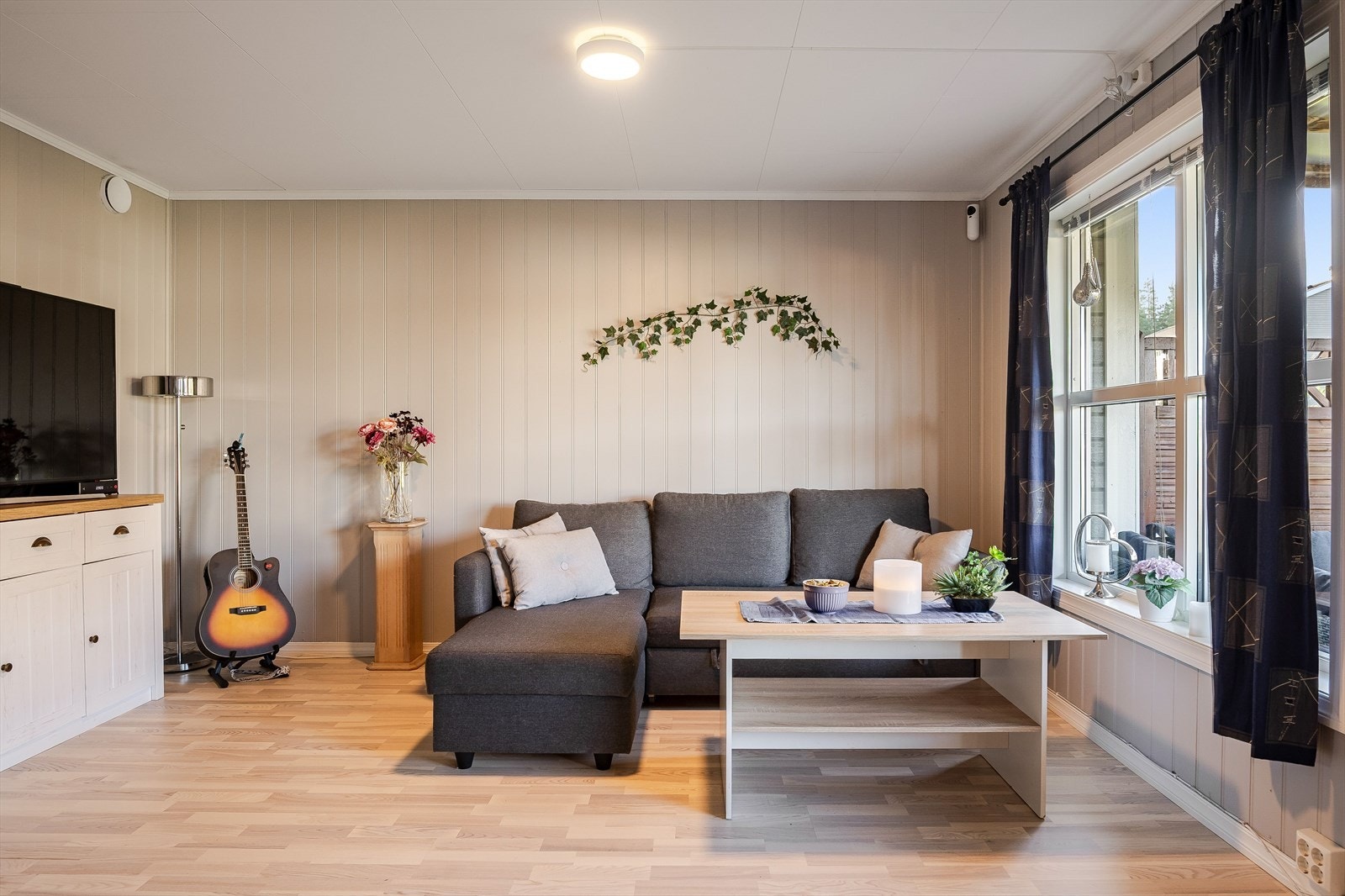 Stuen er det naturlige oppholdsrommet i leiligheten, og er et stort, lyst og hyggelig rom. Stuen har store vindusflater mot sydvest som sørger for rikelig med naturlig lys. Galleribilde