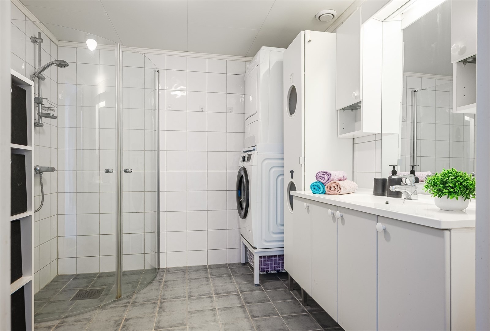 Leiligheten har et lyst og tidløst flislagt baderom fra byggeåret 2007. Baderommet har grå fliser på gulv med gulvvarme, hvite fliser på veggene og balansert ventilasjon. Galleribilde