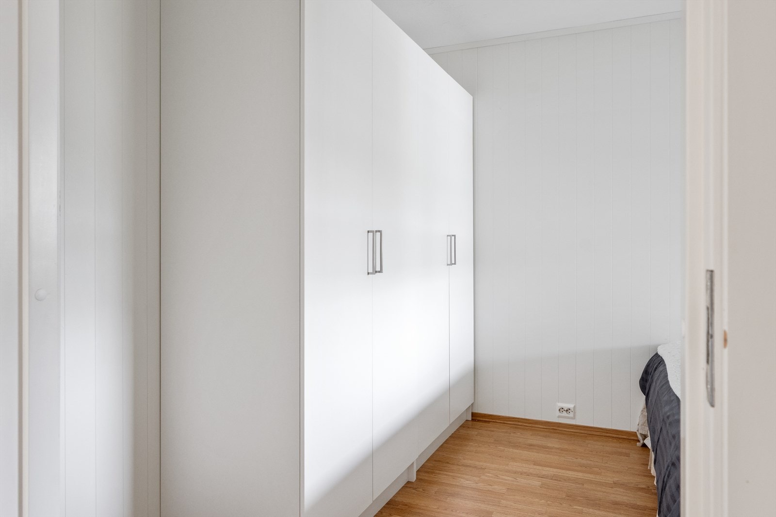 Disse skapene kan stå hvis seng sentreres i rom. Galleribilde