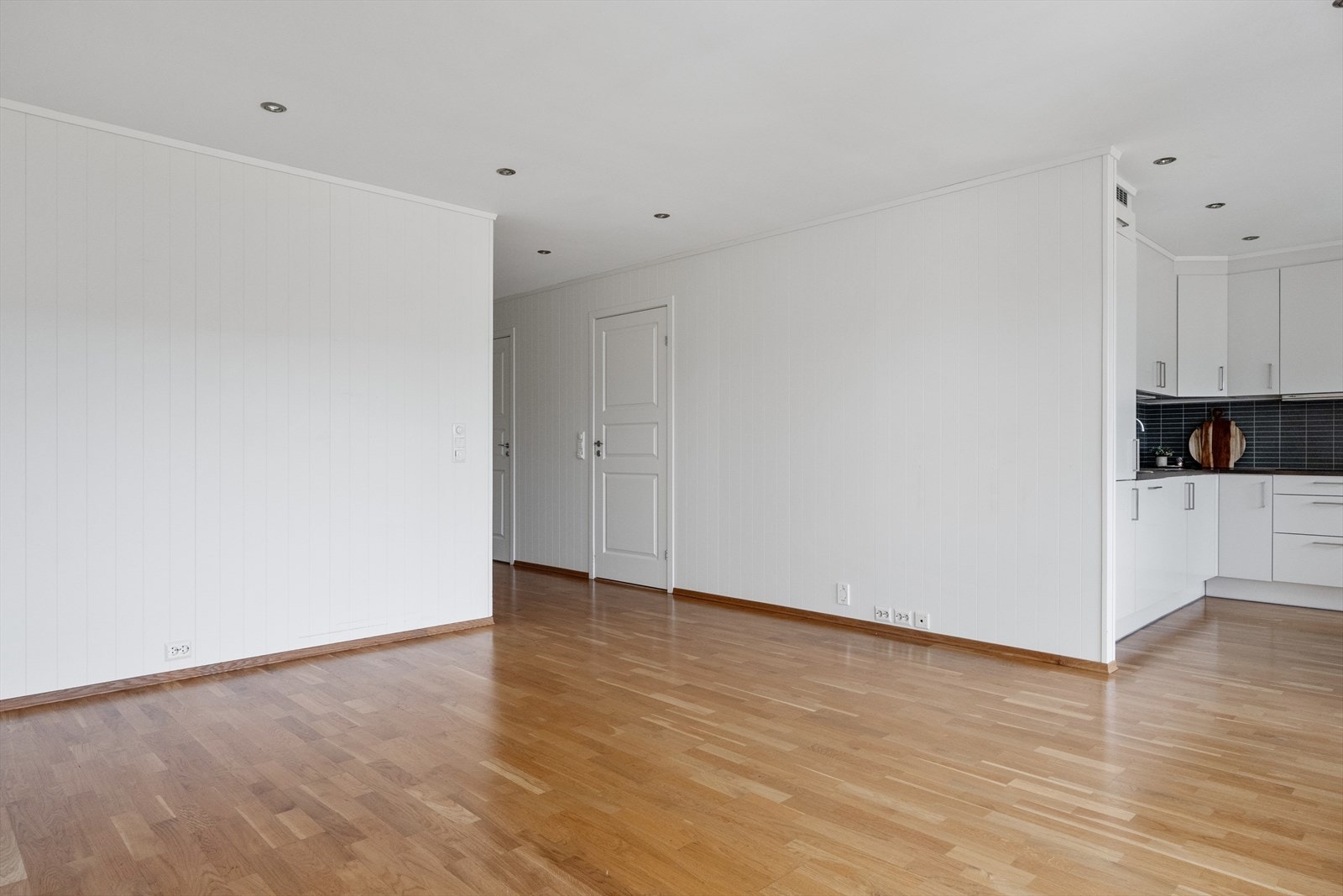 Spotter i tak på stue. Varmekabler i gulv på stue og kjøkken. Galleribilde