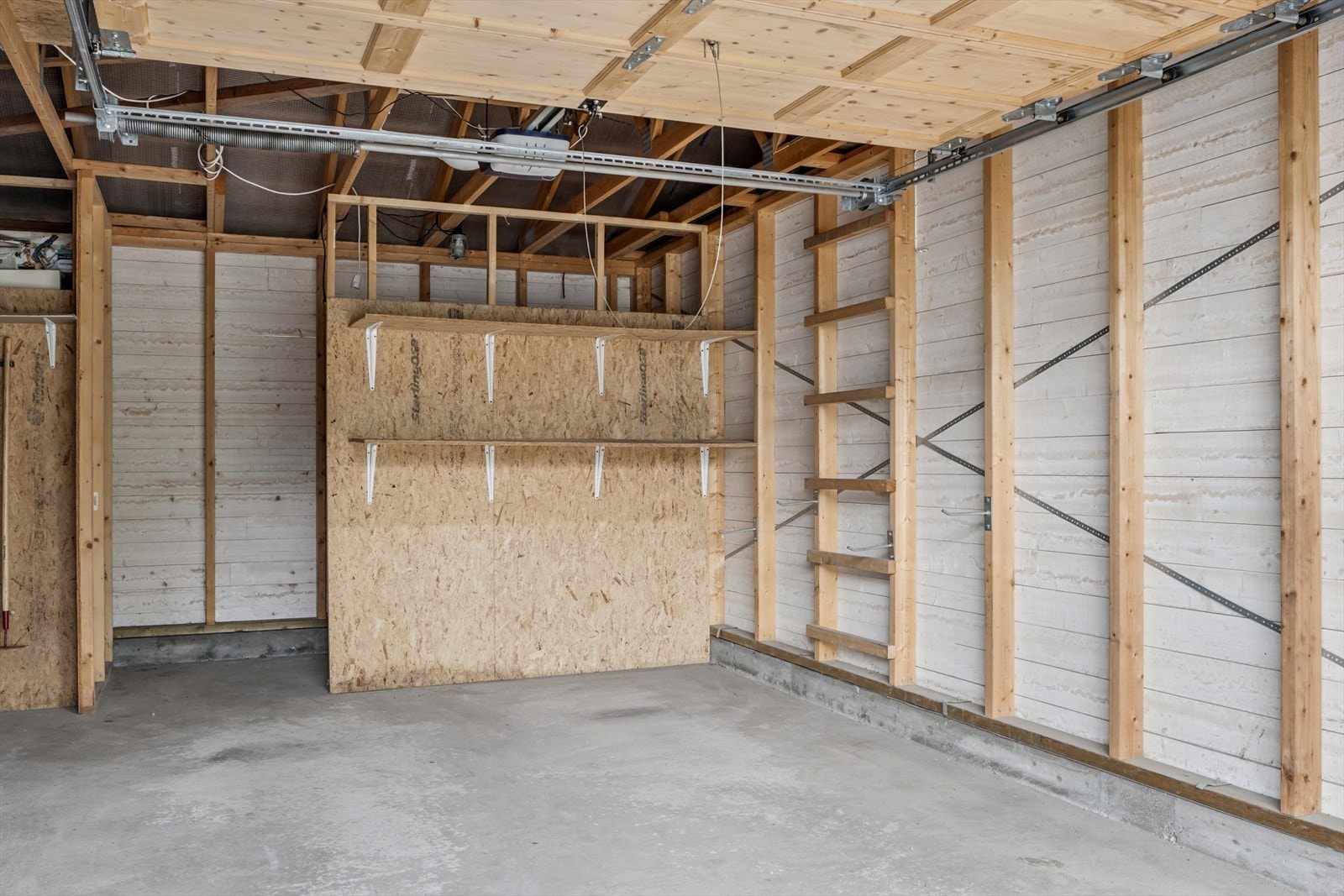 Garasje innvendig. Det er klargjort for montering av elbillader. Galleribilde