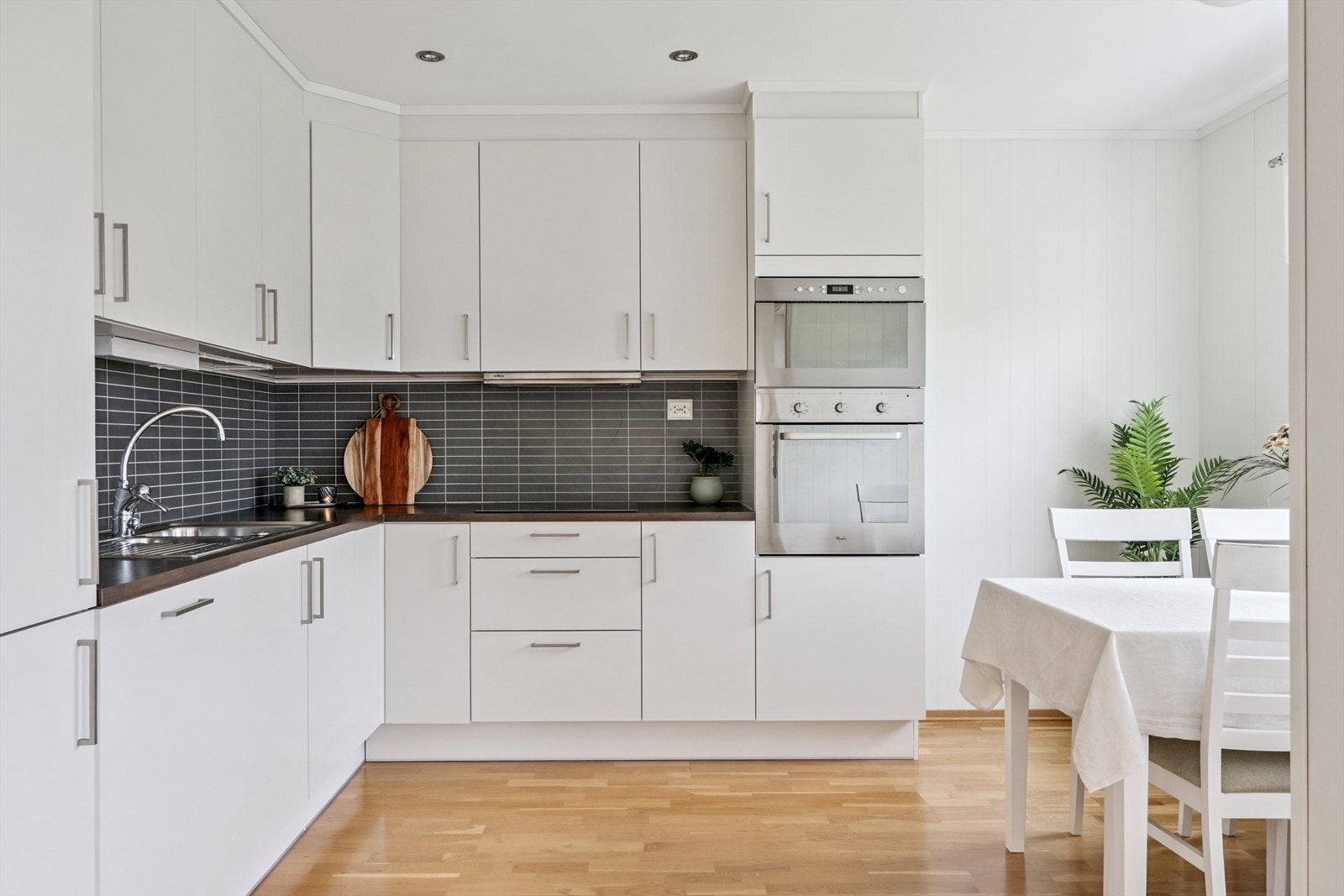 Stilrent kjøkken med integrerte hvitevarer. Galleribilde