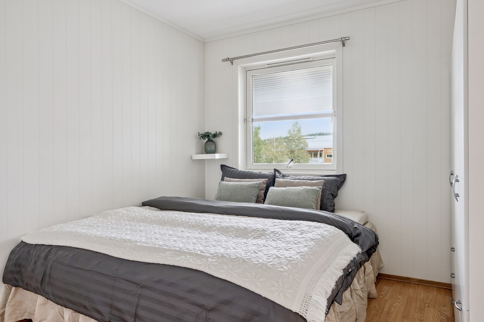 Hovedsoverom er i dag møbler med ekstra skap (til høyre i bilde) slik at sengen er satt inntil vegg på den ene siden. Dette kan enkel fjernes. Galleribilde