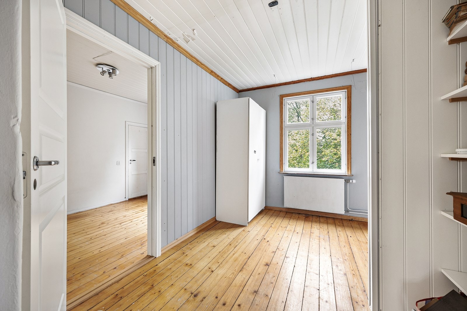 Soverom 2, med originalt tregulv og panel i himlingen. Galleribilde