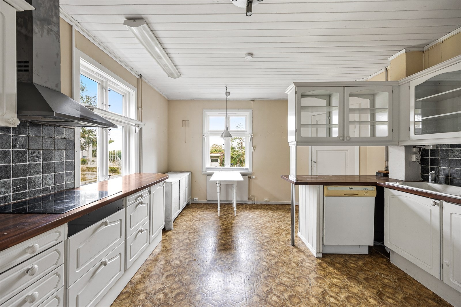 Kjøkkenet er lyst og luftig med god skap og benkeplass Galleribilde