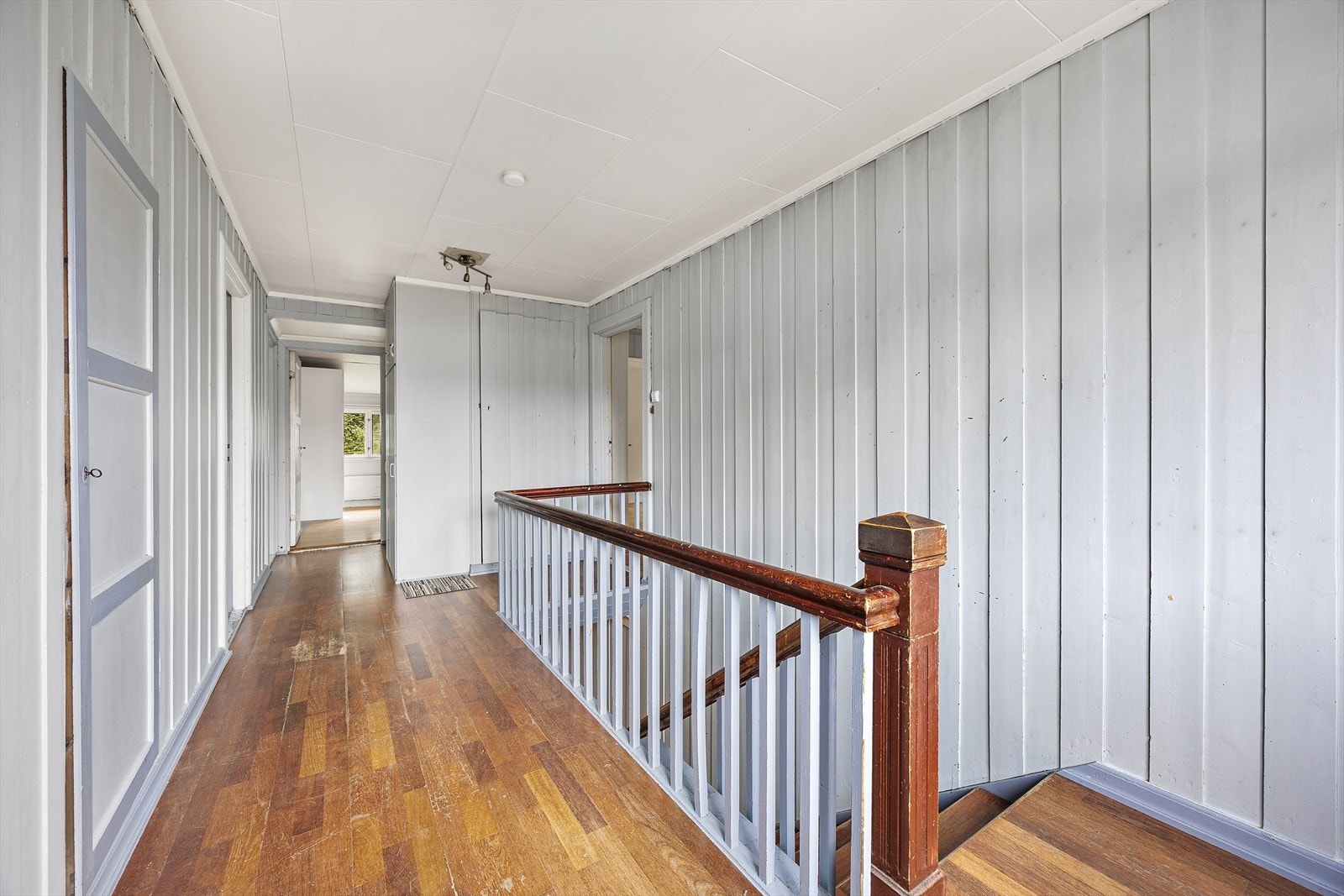 Andre etasje består av 5 gode soverom, kott og et uferdig bad. Galleribilde