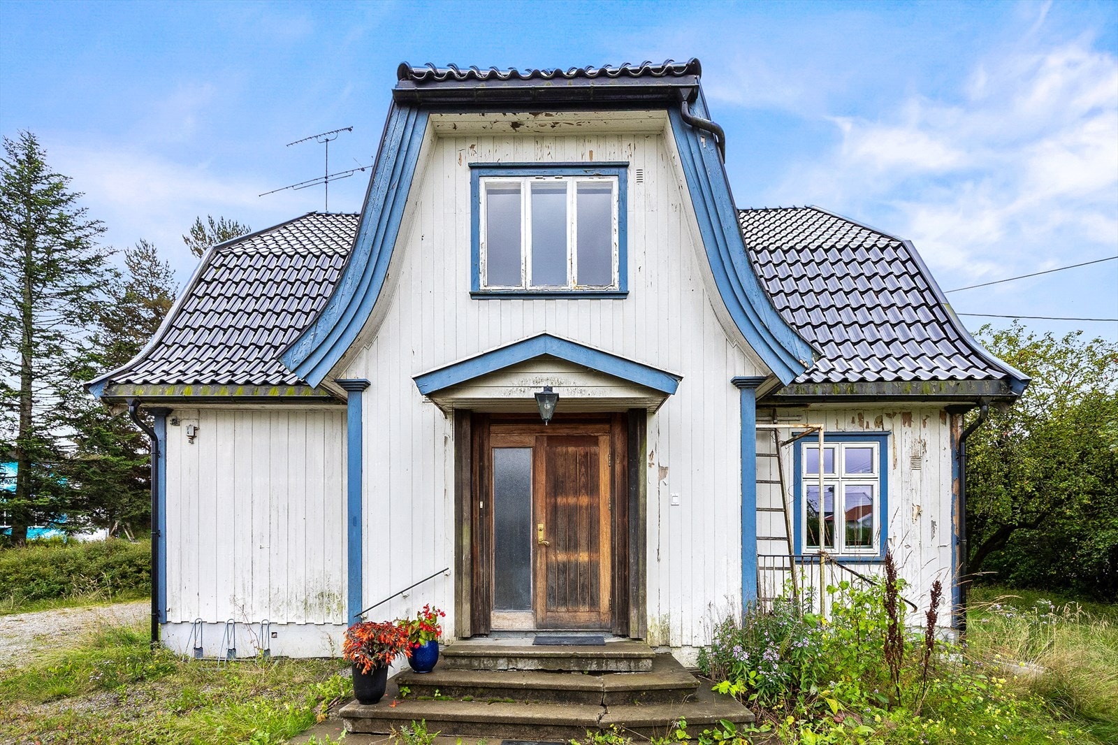 Eiendommen strekker seg over en eiet tomt på 2989,2 m² med en singlet gårdsplass og et separat uthus. Galleribilde