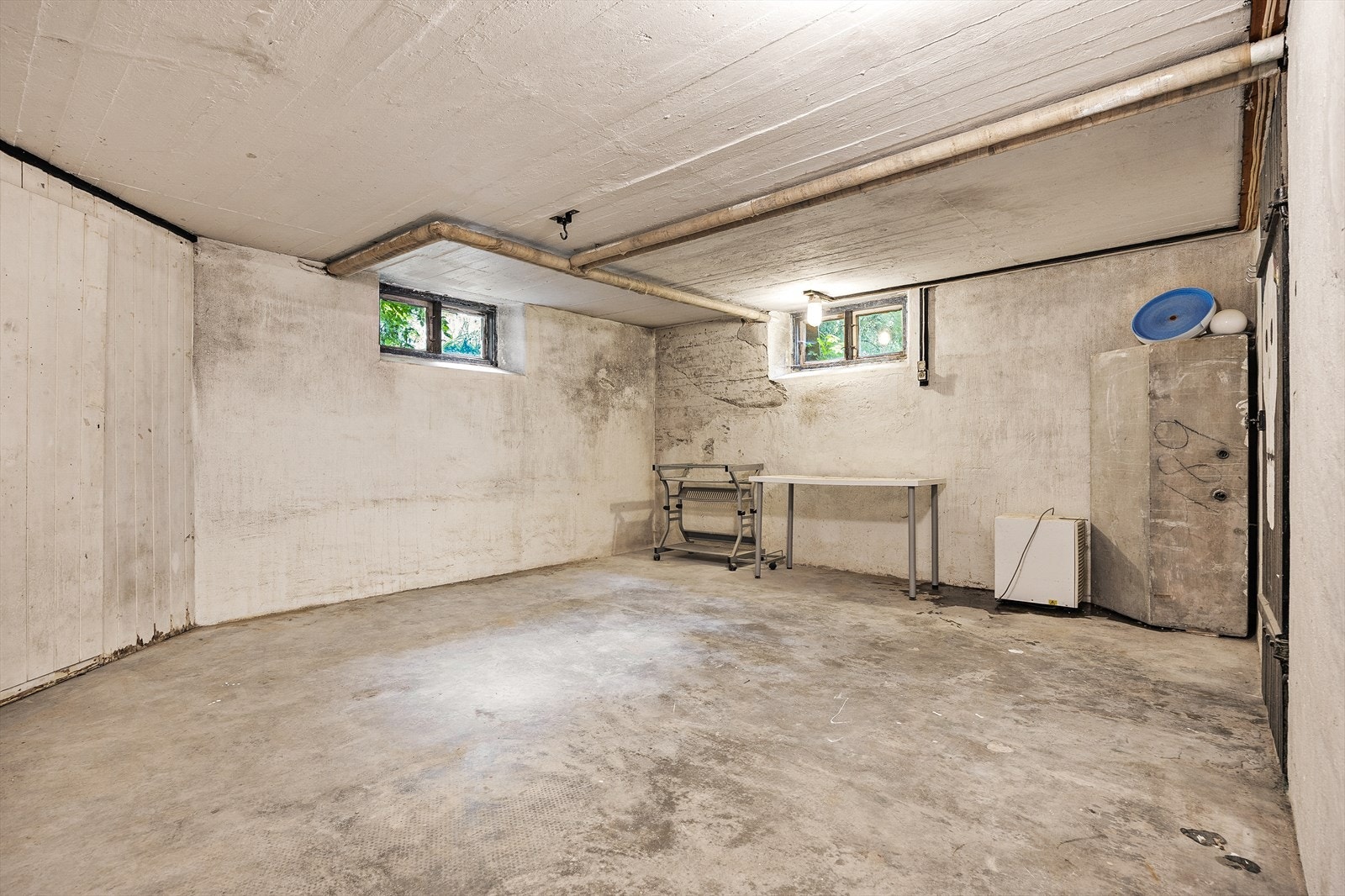 Kjelleren har støpt betongdekke og rikelig med lagringsplass i totalt fire boder. Galleribilde