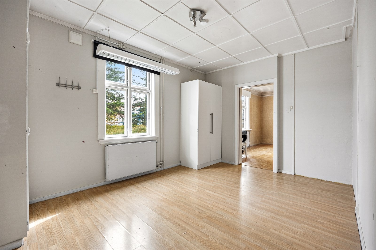 I første etasje finner vi også et av boligens totalt seks soverom. Galleribilde