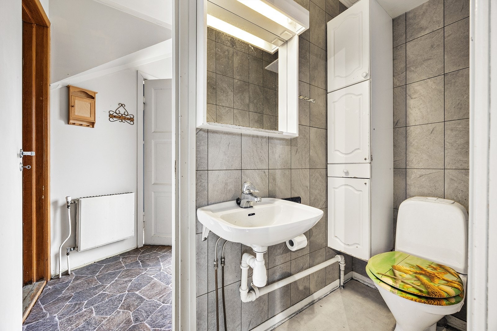 Etasjen har et separat toalettrom utstyrt med servant og gulvstående toalett. Galleribilde