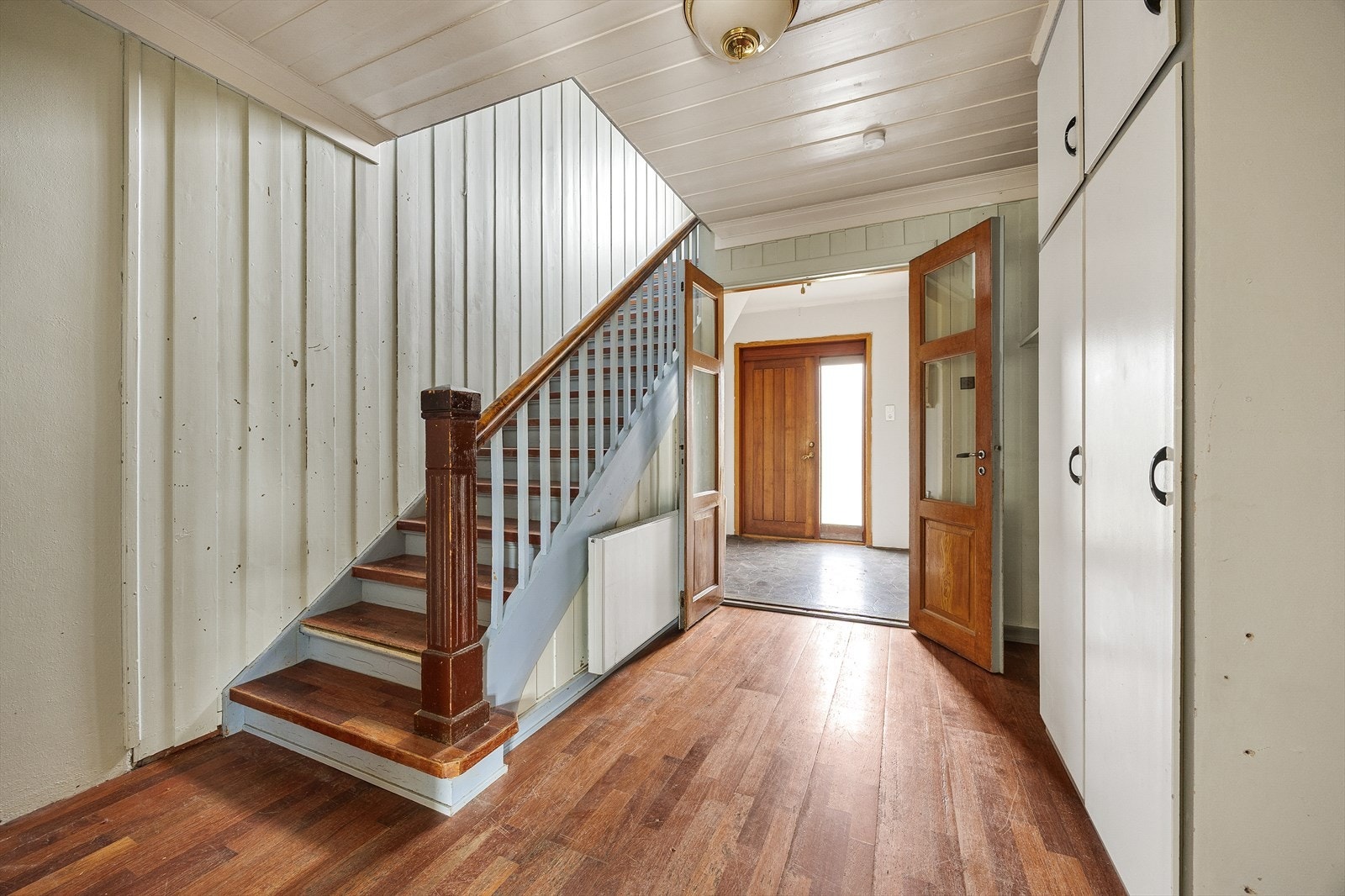 Fra trapperommet leder en solid, malt tretrapp opp til andre etasje. Galleribilde