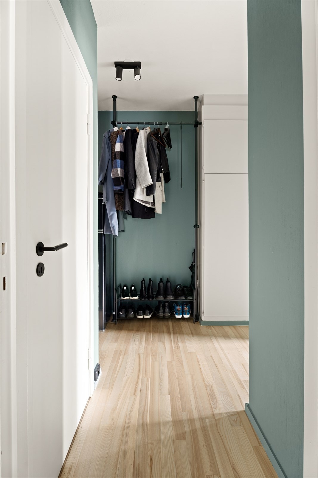 I gangen er det god plass til å henge yttertøy samt skoparkering. Galleribilde