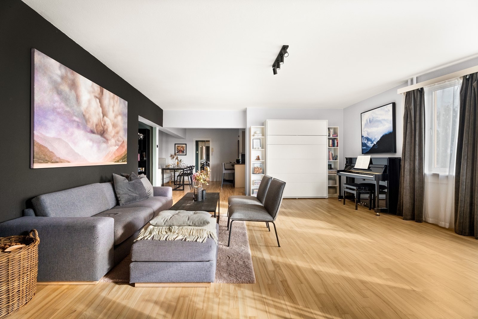 Stuen har god plass til alle slags sofaløsninger. Galleribilde