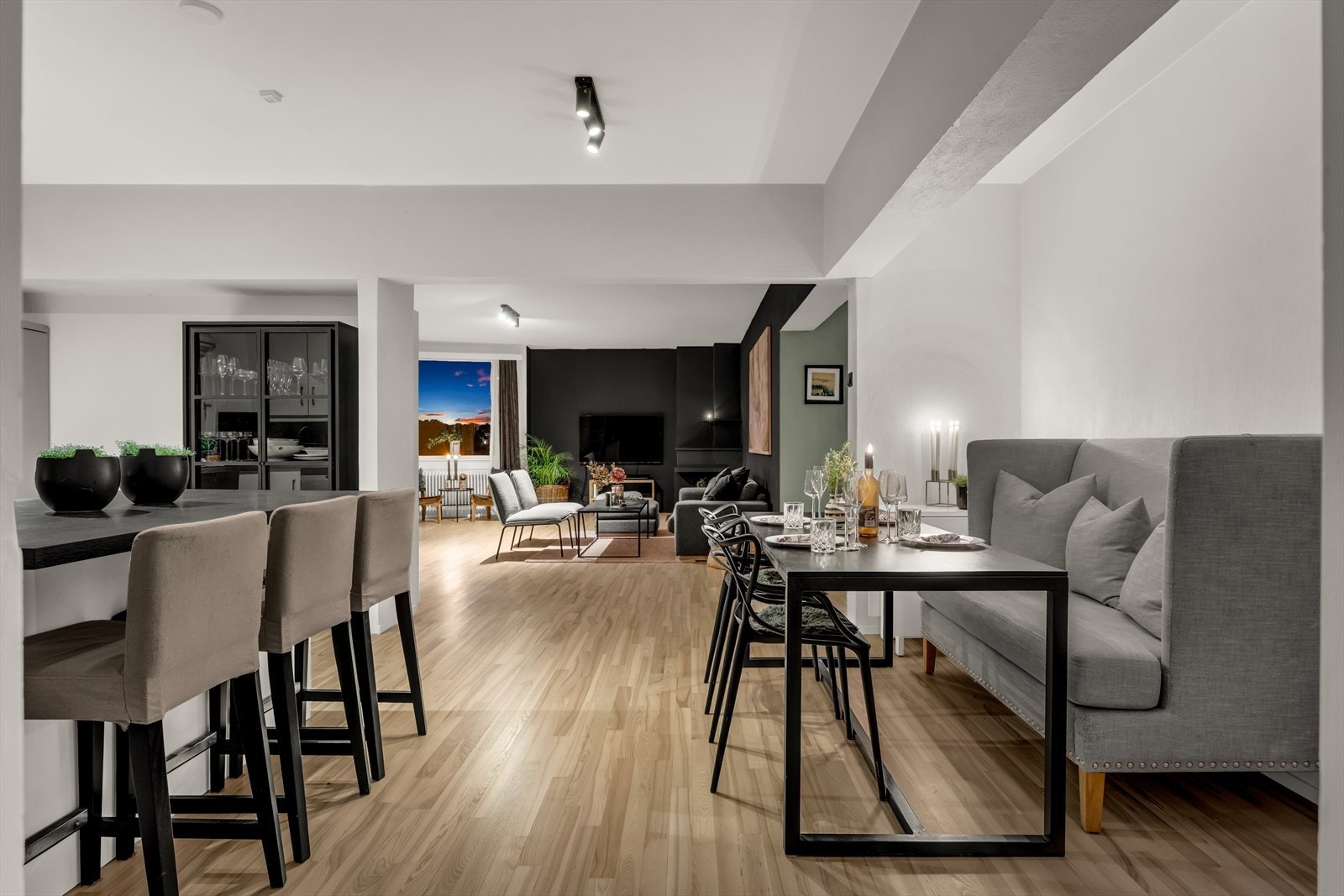 Spisestuen fungerer som et naturlig bindeledd mellom stuen og kjøkkenet. Galleribilde