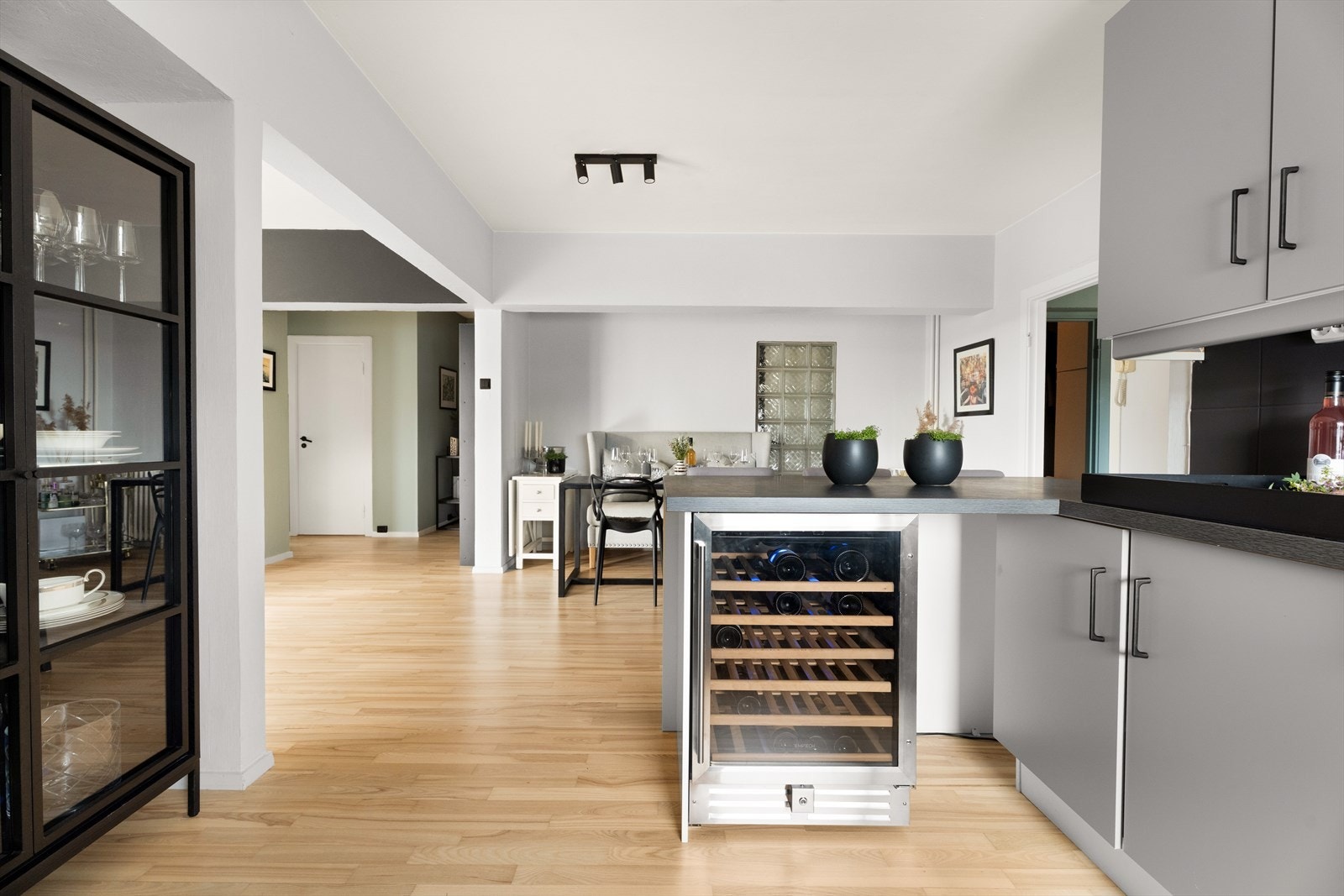 Kjøkkenet er utstyrt med kjøleskap, komfyr, induksjonstopp, avtrekksvifte, oppvaskmaskin og vinskap. Galleribilde