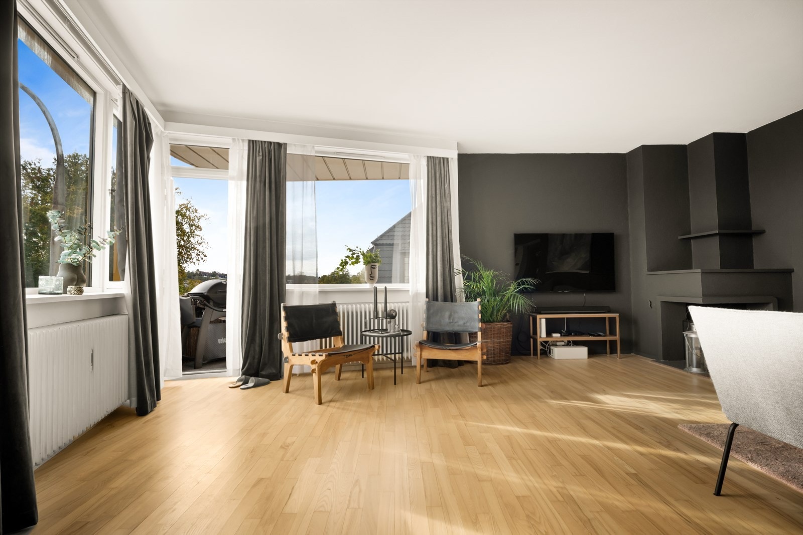 Stuen har store vindusflater som slipper inn rikelig med dagslys. Galleribilde