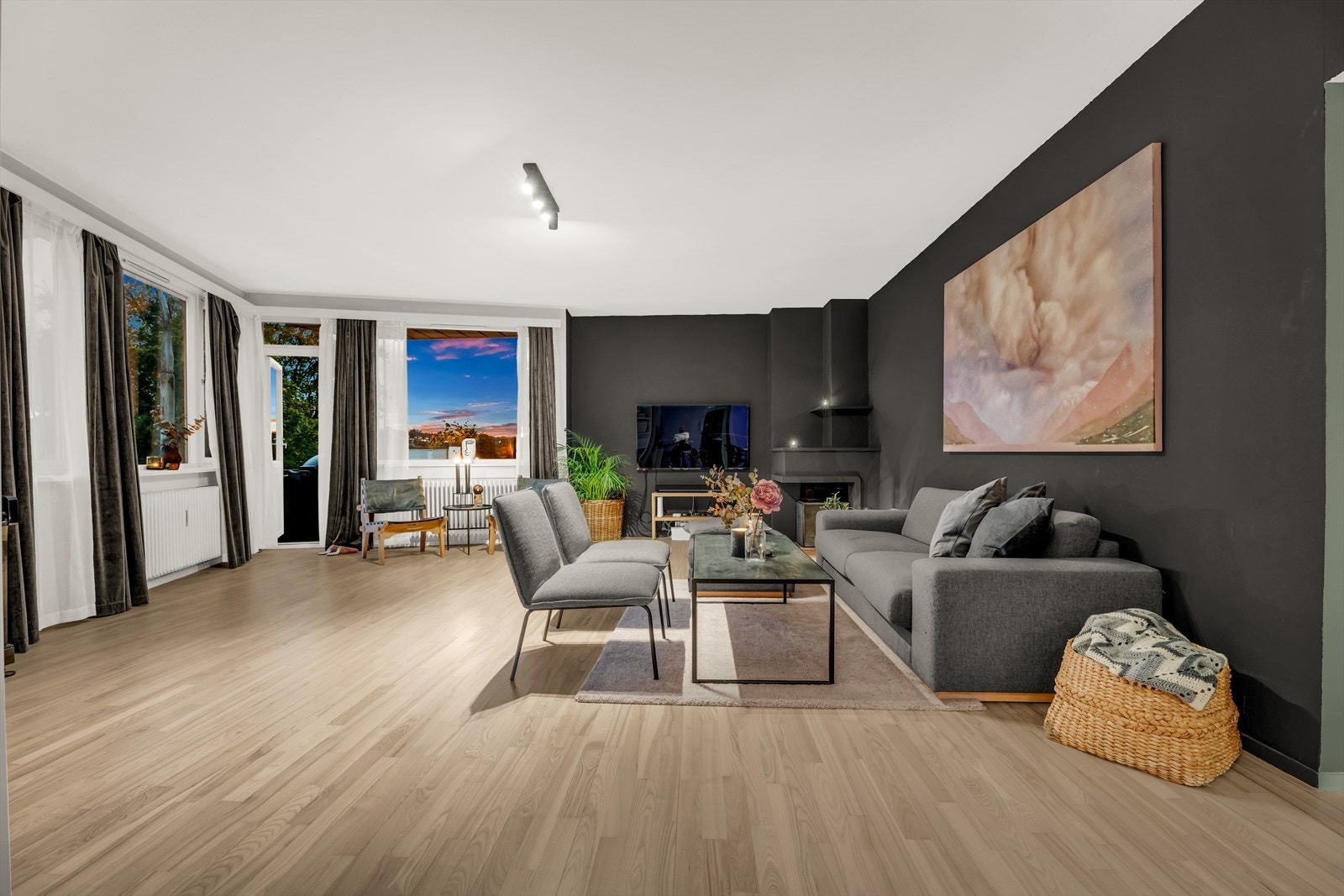 Leiligheten har en meget romslig stue med utgang til balkong. Galleribilde