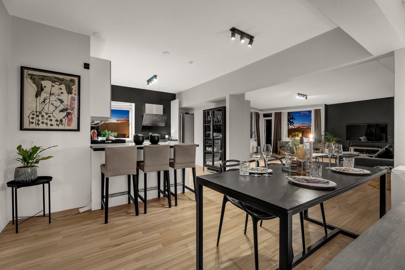 Spisestue ved kjøkken. Galleribilde