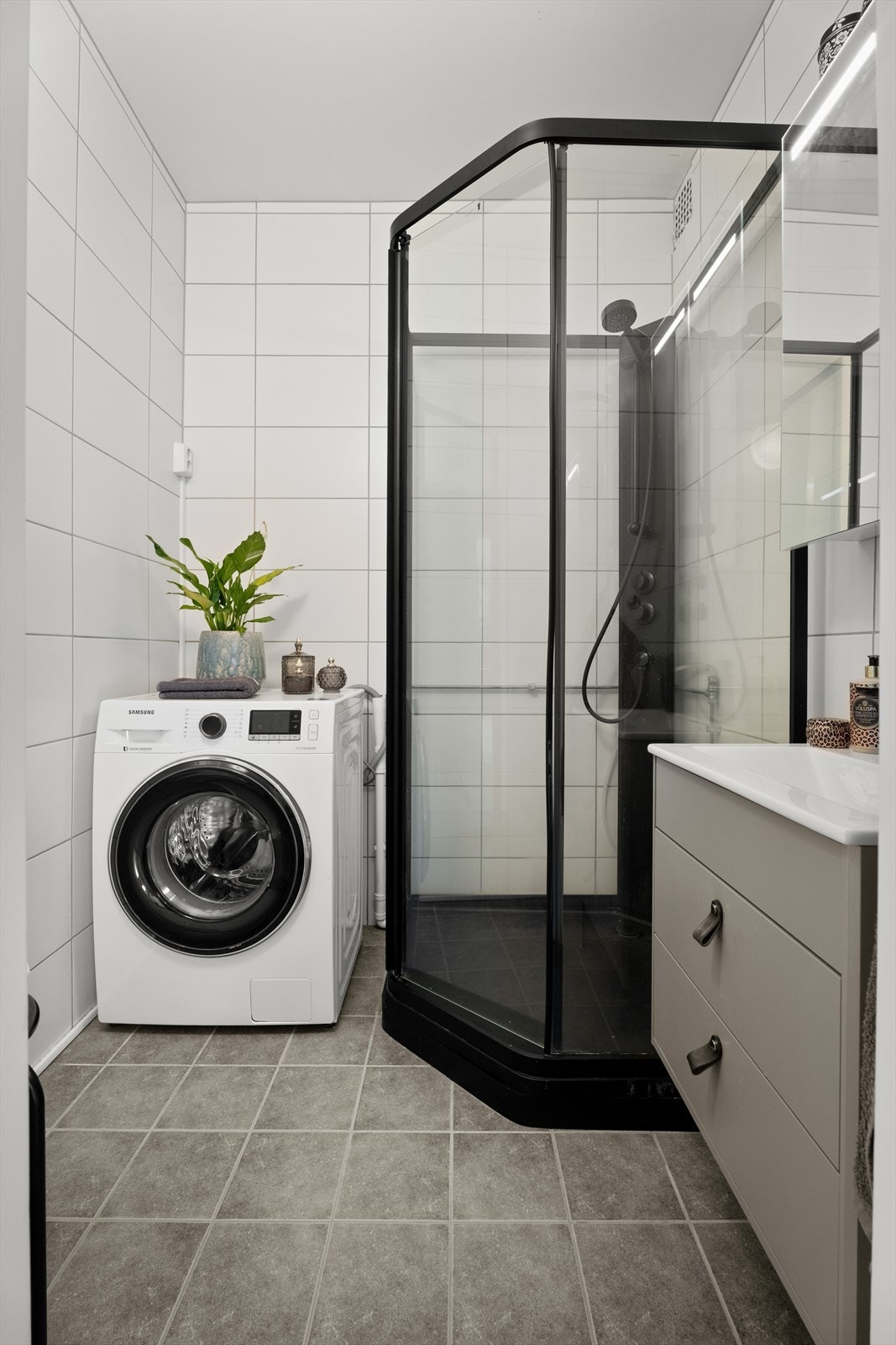 Badet er utstyrt med servantinnredning, dusjkabinett og har opplegg for vaskemaskin. Galleribilde