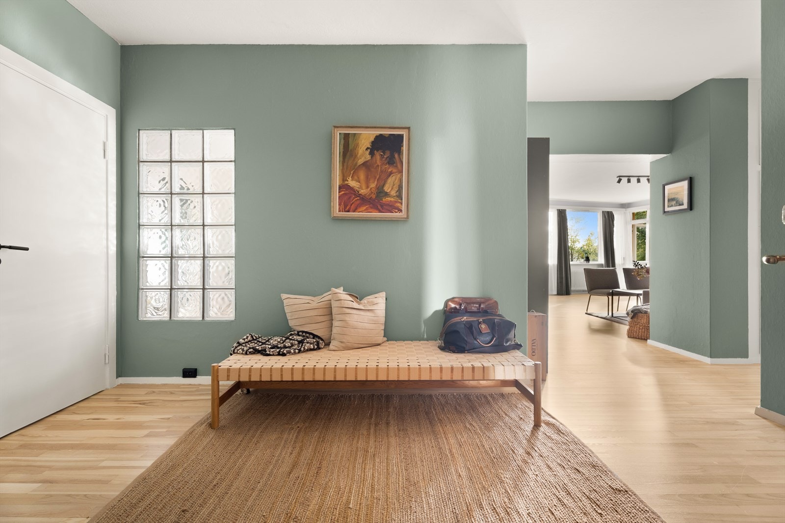 I entréen er det god plass til f. eks garderobeskap om ønskelig. Galleribilde