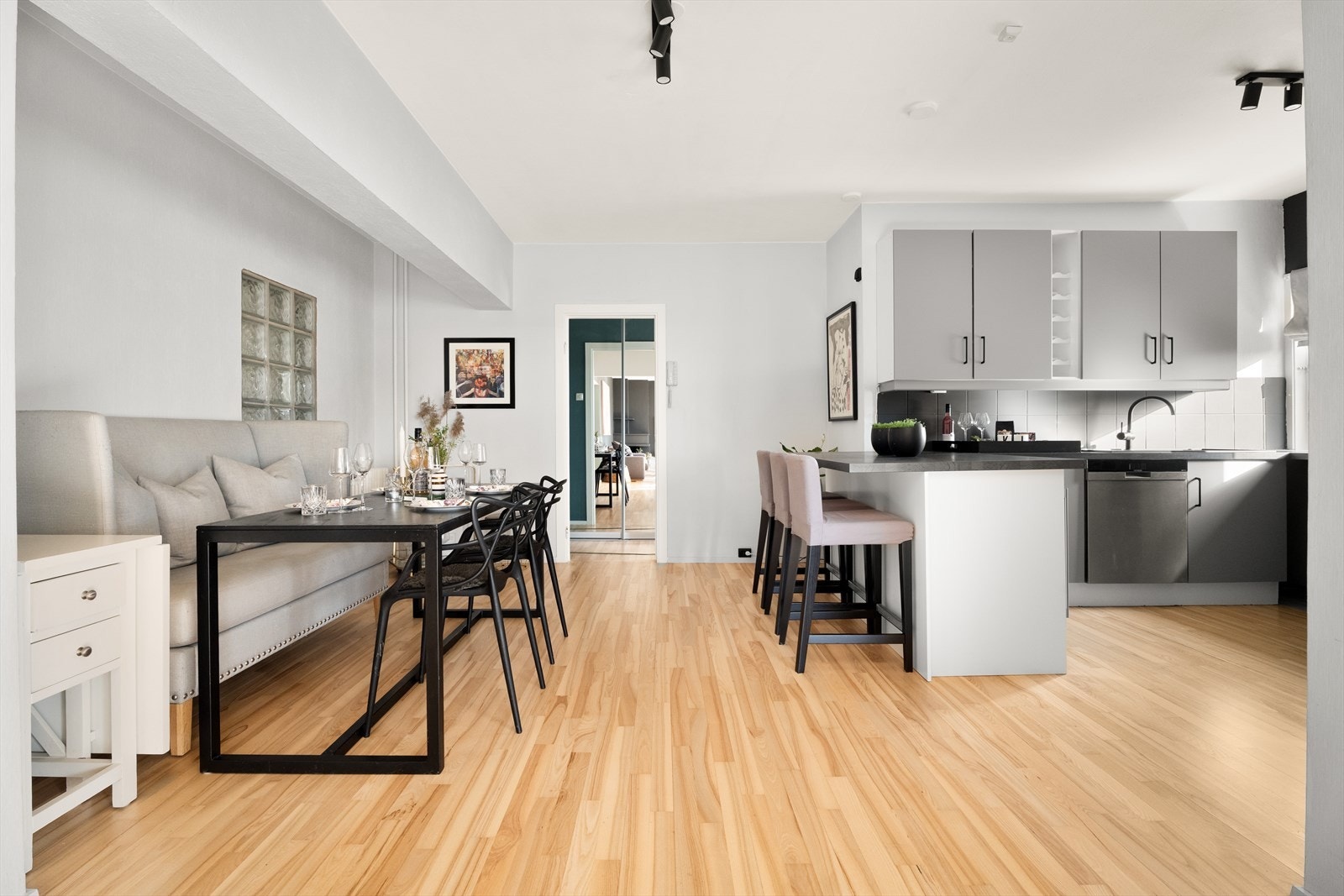 Spisestue og kjøkken. Galleribilde