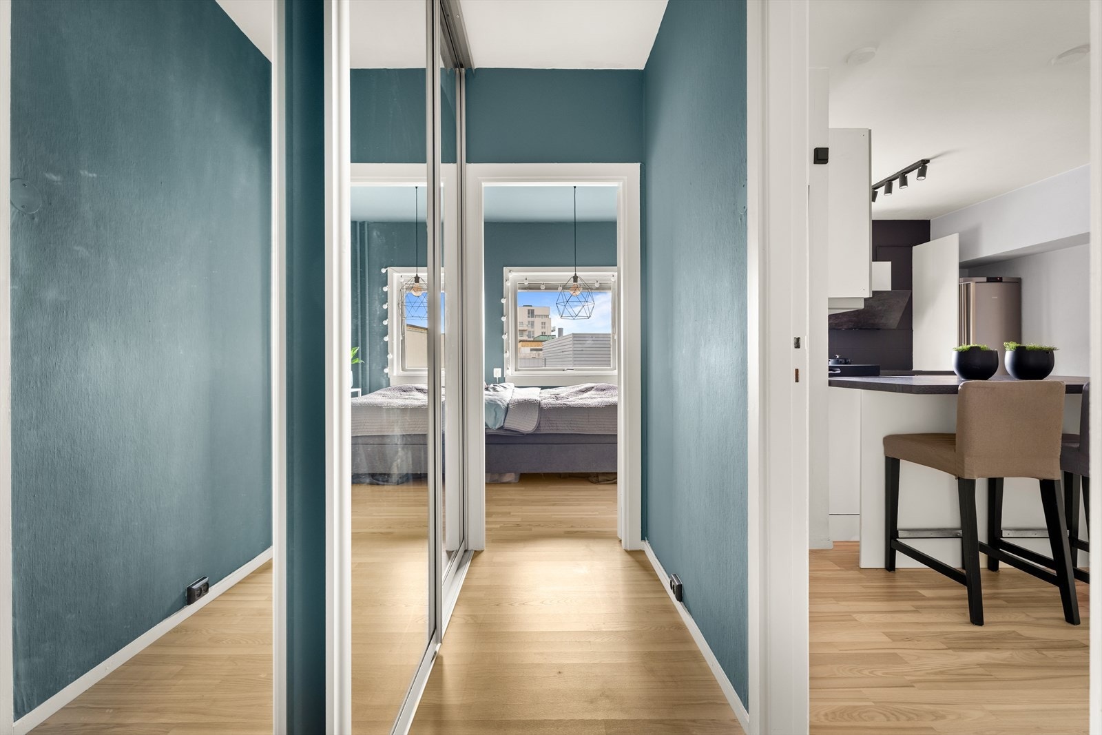 Gang med skyvedørsgarderobe. Galleribilde