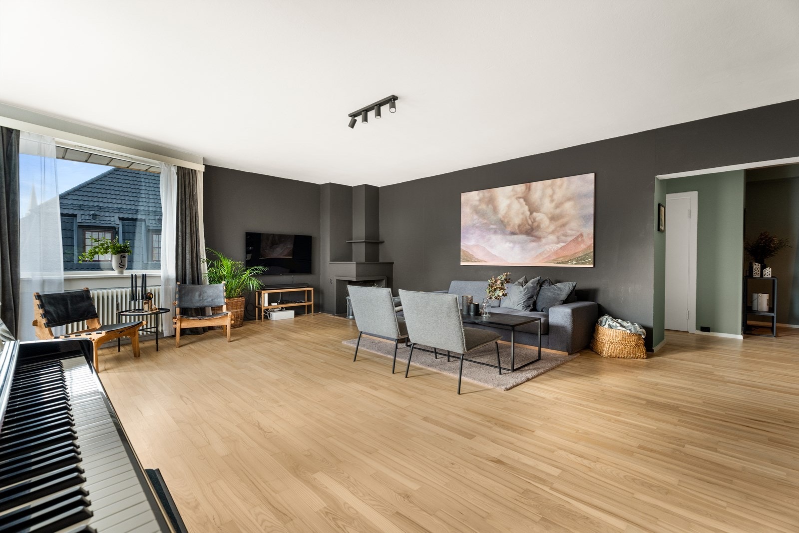 Leiligheten oppvarmes av bergvarme med radiatorer i alle rom - kostnader i fbm. oppvarming er inkludert i de månedlige fellesutgiftene. Galleribilde