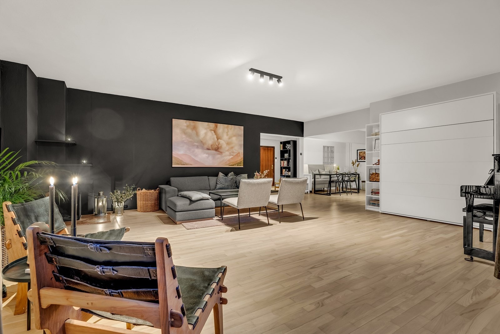 Stuens gode utforming og de tidløse fargevalgene på vegger legger et godt grunnlag for å innrede rommet etter eget ønske. Galleribilde