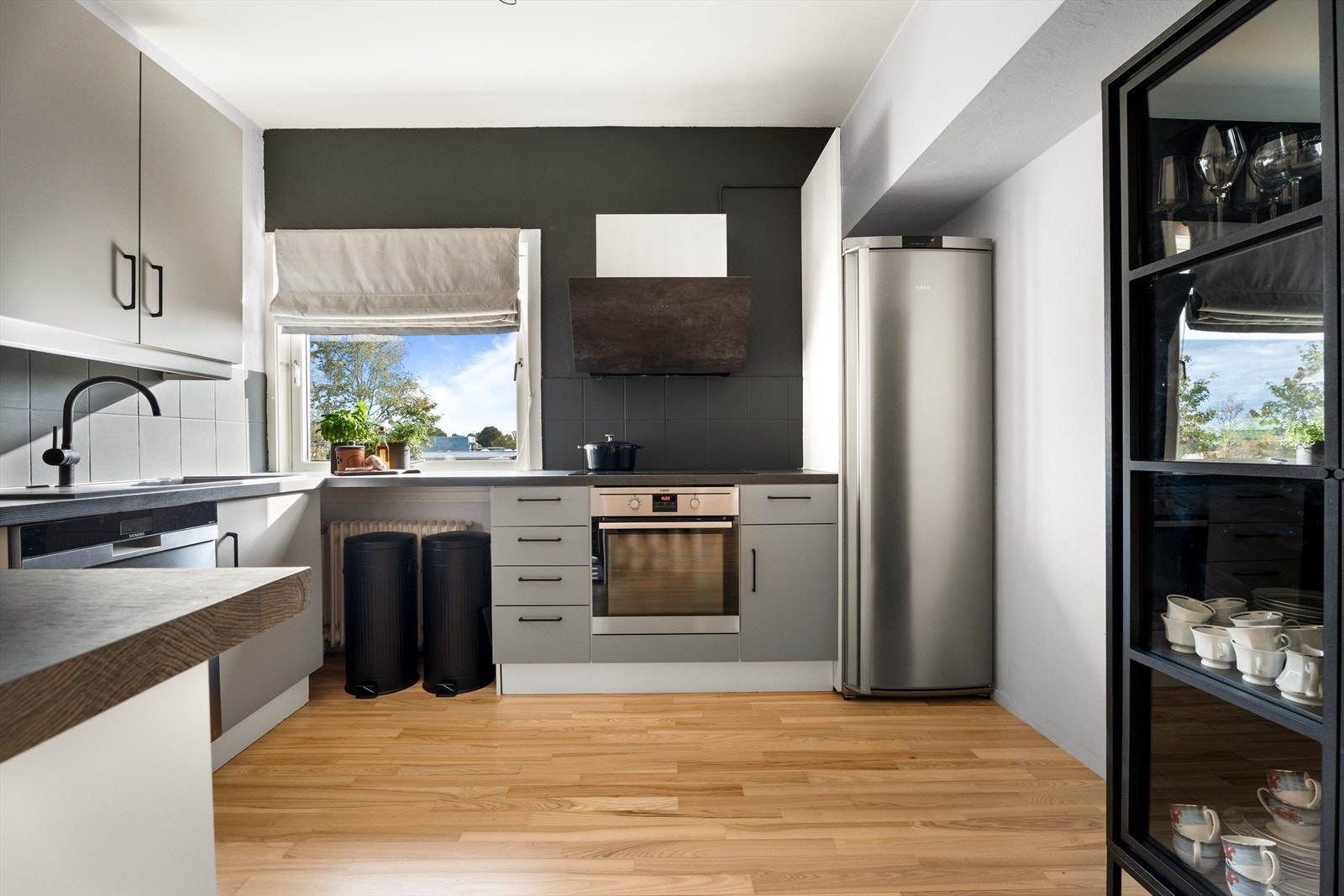 Kjøkkenet har rikelig med skap- og benkeplass. Galleribilde