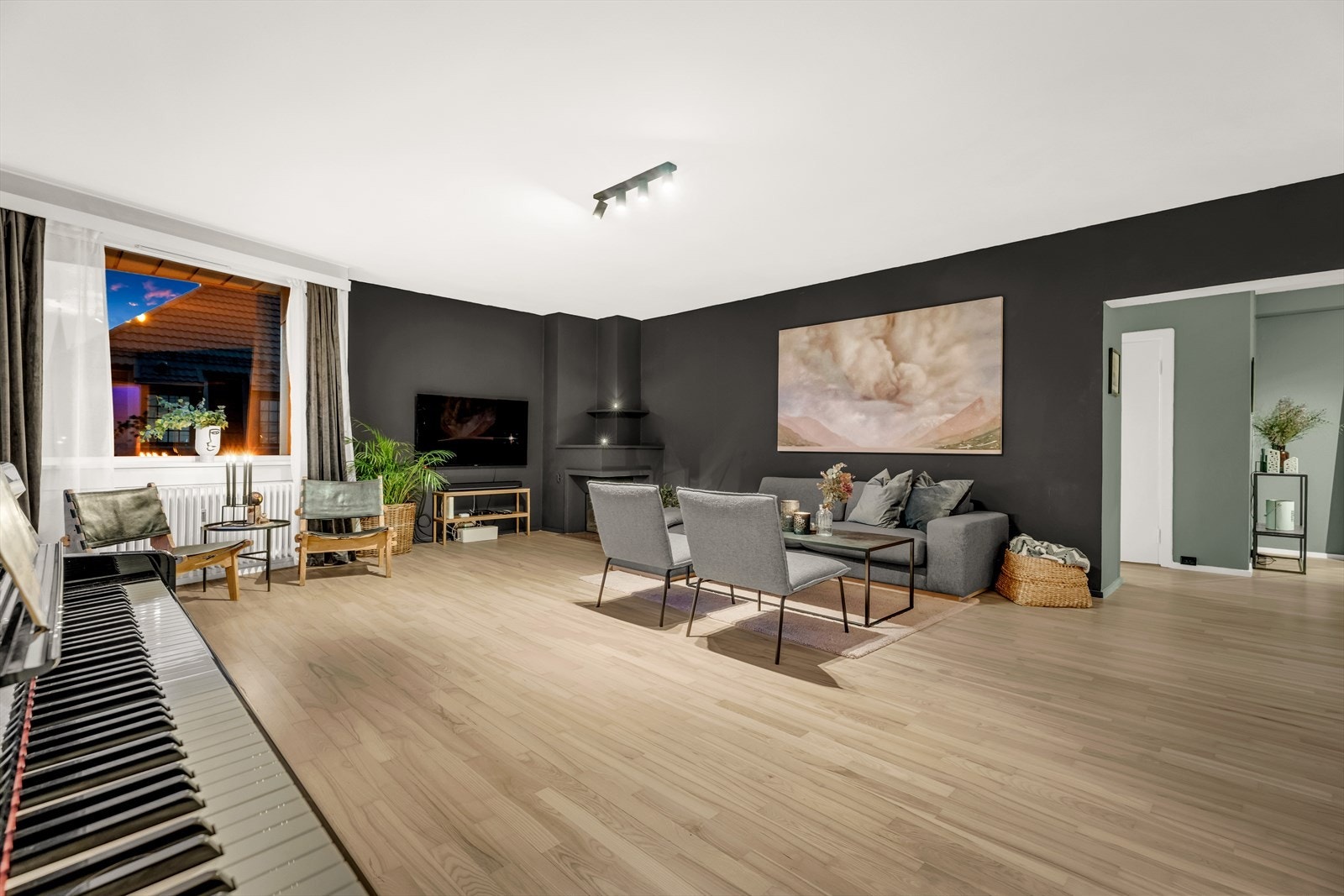 Stuen har pene vegg- og gulvflater og Galleribilde