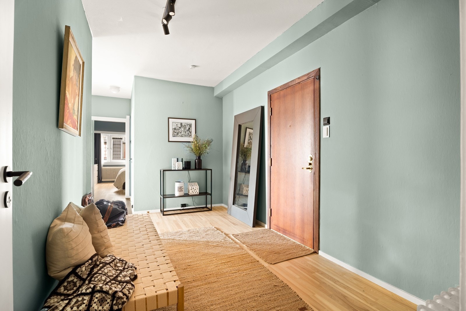 Romslig og luftig entré. Galleribilde