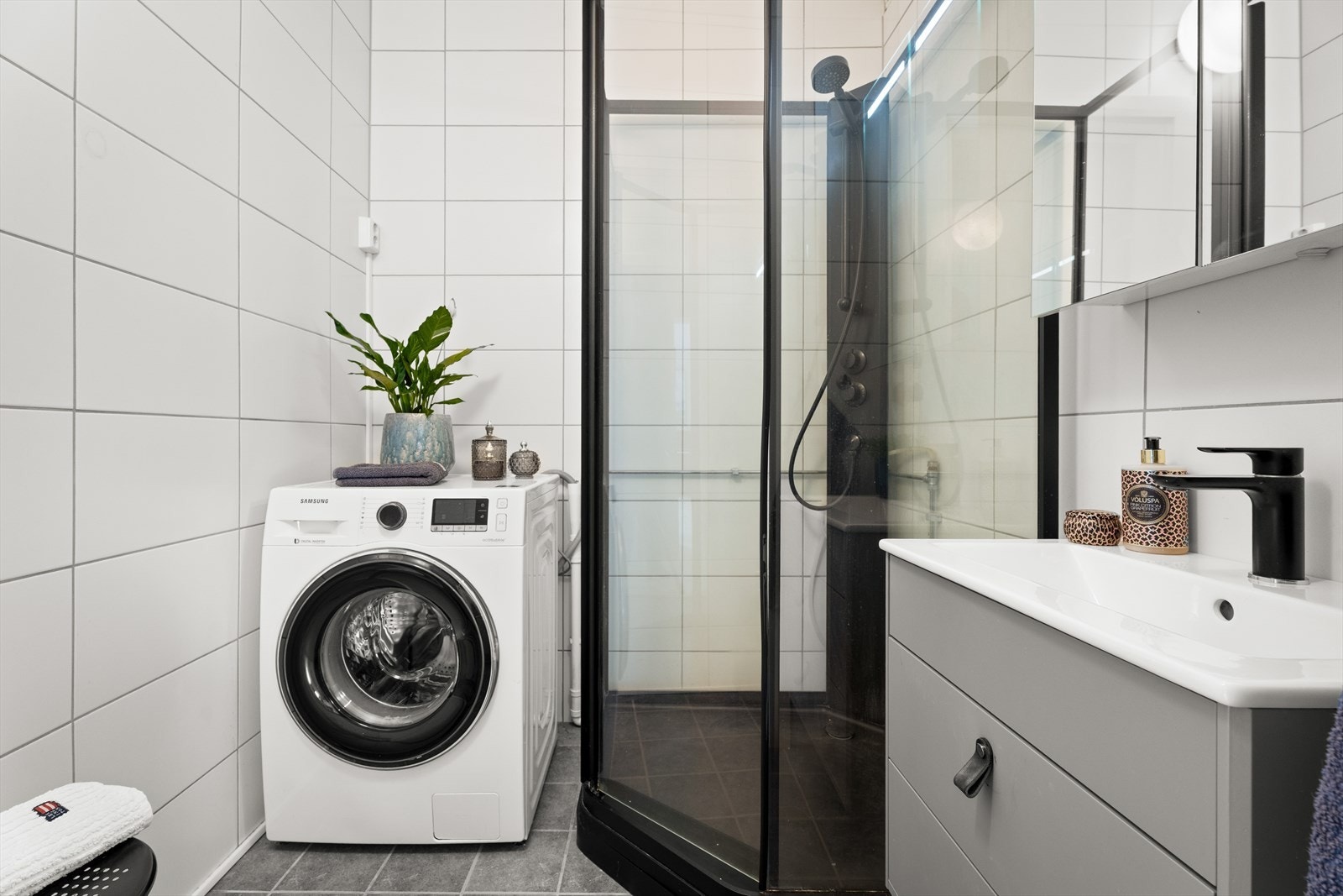 Flislagt baderom med elektriske varmekabler i gulv. Himlingen består av malt betong. Galleribilde