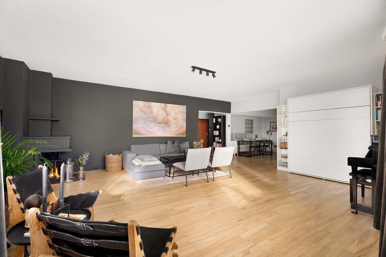 Stuen har god plass til flere sittesoner. Galleribilde