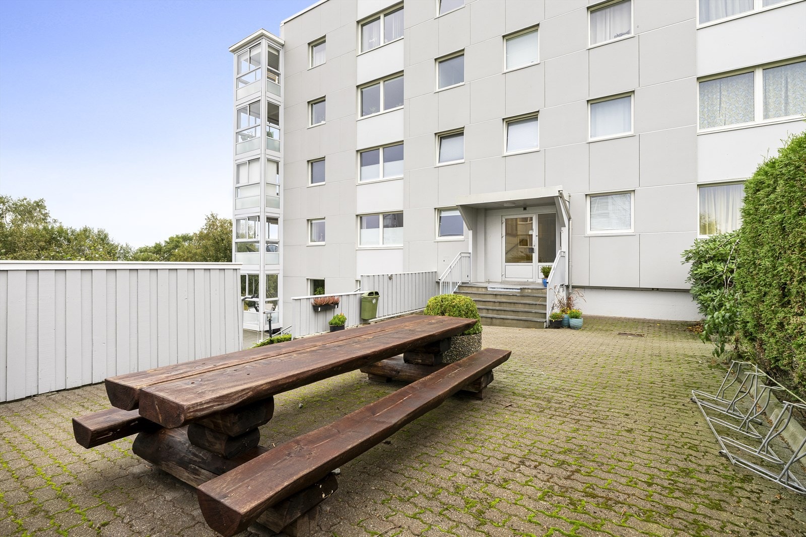 - Både utebenker og sykkelparkering like utenfor inngangsdøren - Galleribilde