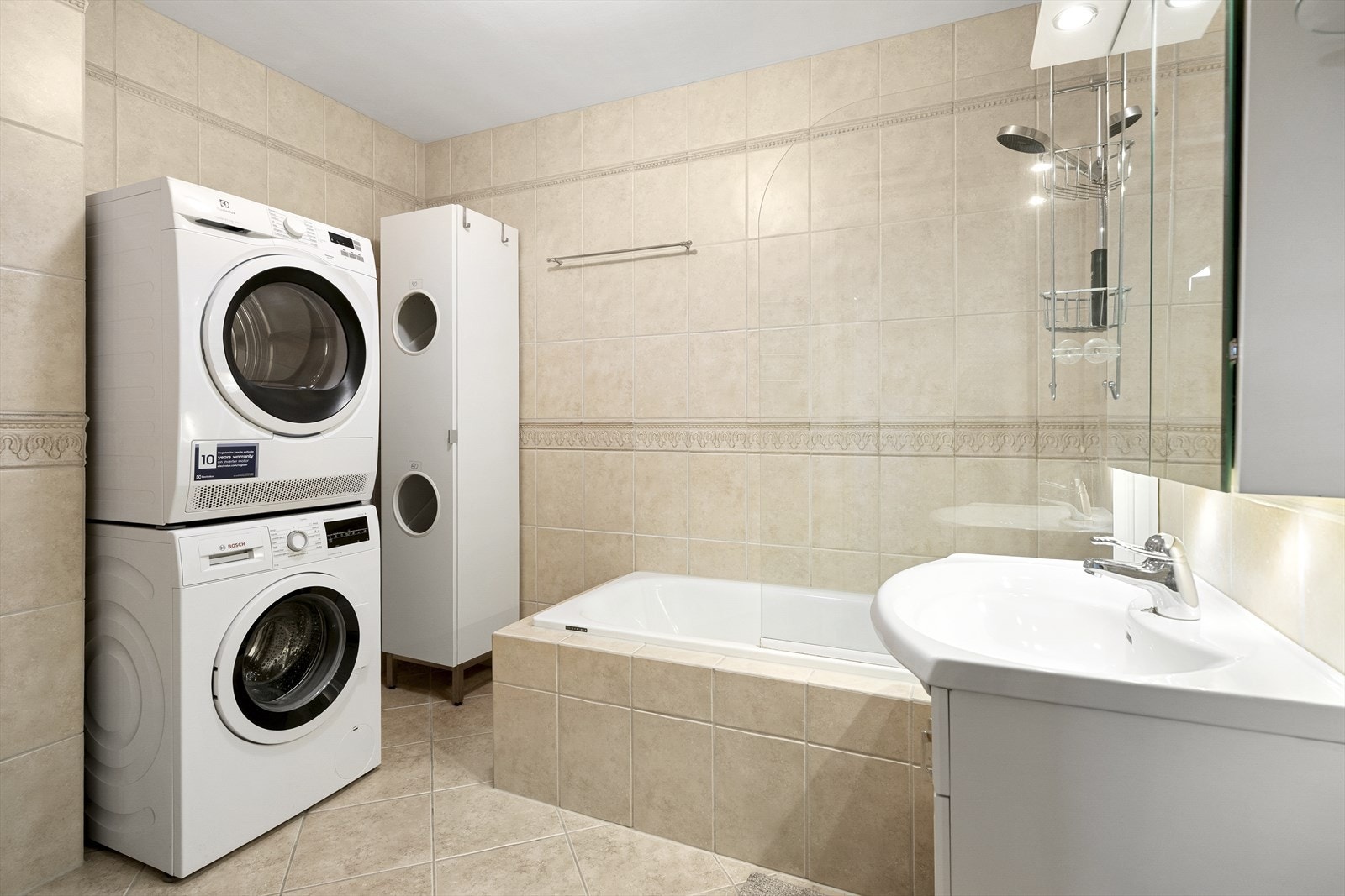 - Badet er utvidet for å integrere vaskerom - Galleribilde