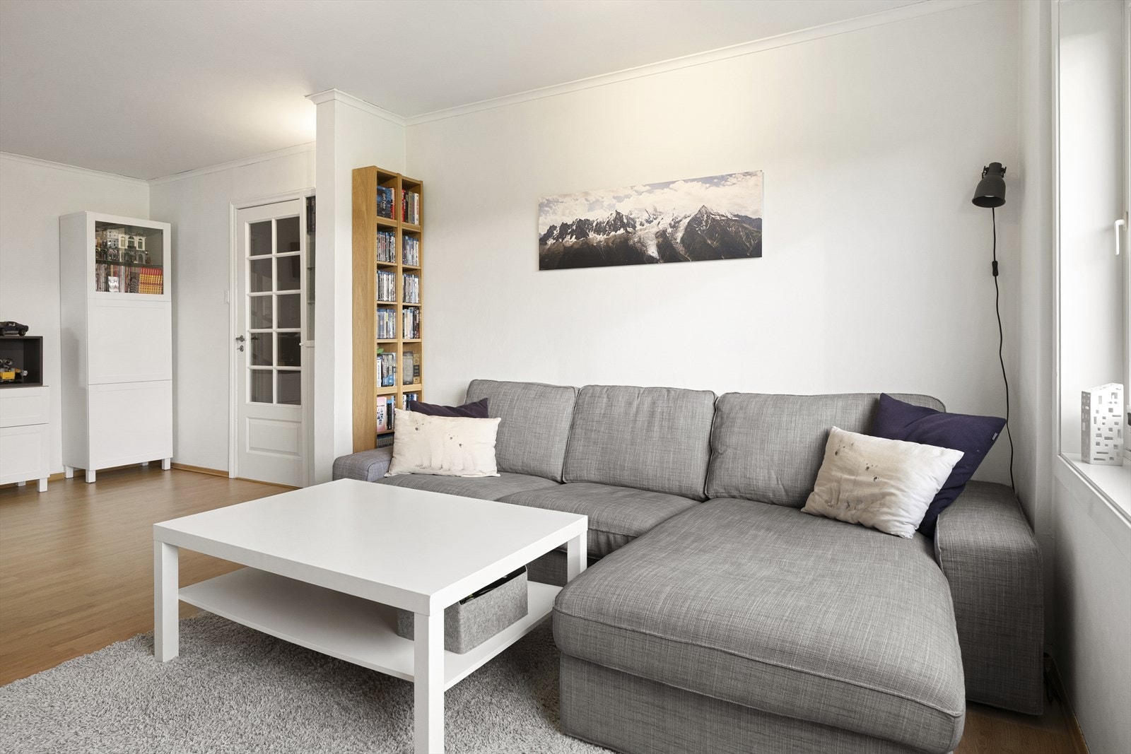 - Det er god plass til både sofagruppe, kontorpult og spisebord i stuen - Galleribilde