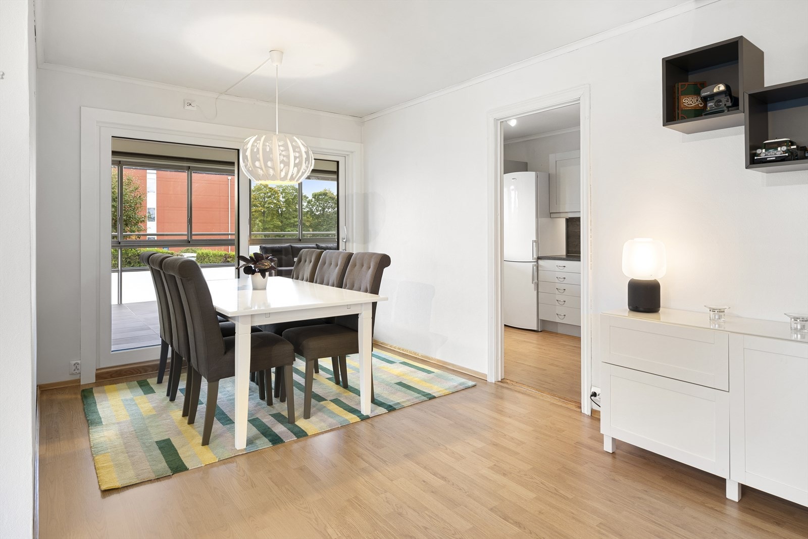 - Videre inn fra spisestuen har man kjøkkenet - Galleribilde