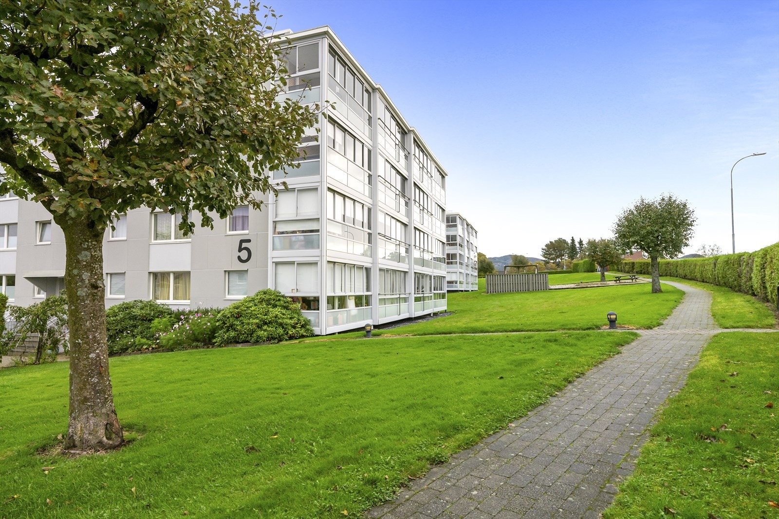 - Her har man kort vei til alt man behøver i hverdagen, med bussholdeplass 1 min unna og dagligvarebutikk 5 min til fots fra ytterdøren - Galleribilde