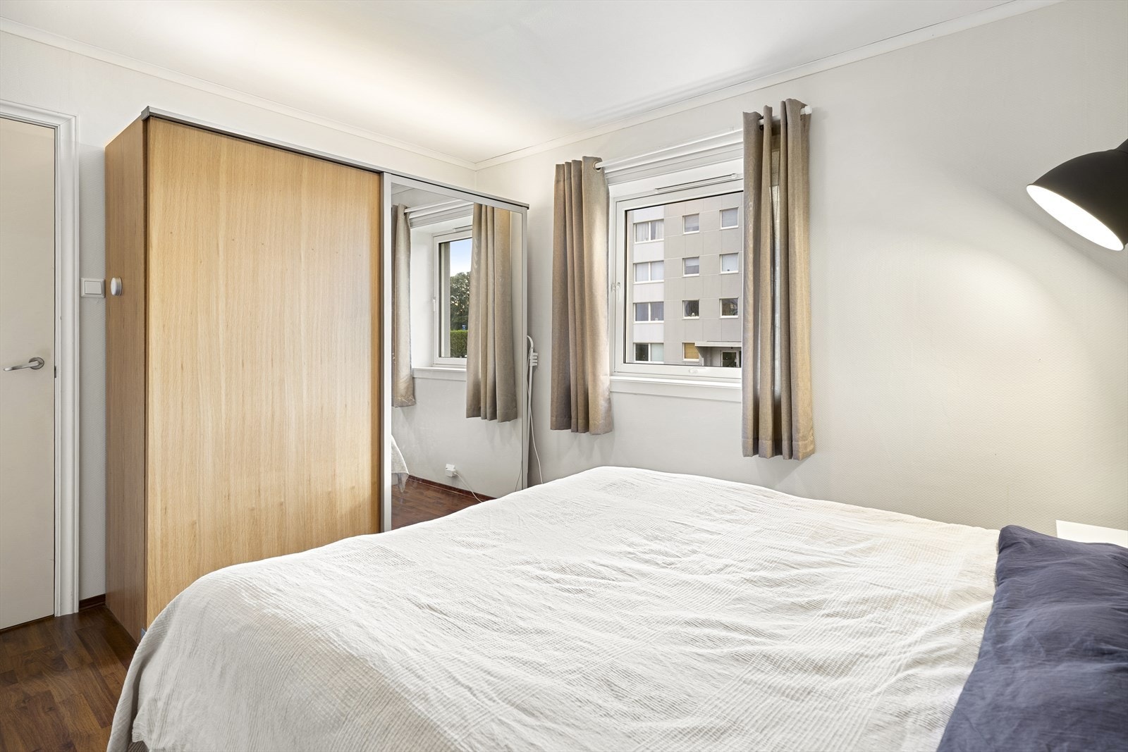 - Det er også en skyvedørsgarderobe med speilfront - Galleribilde