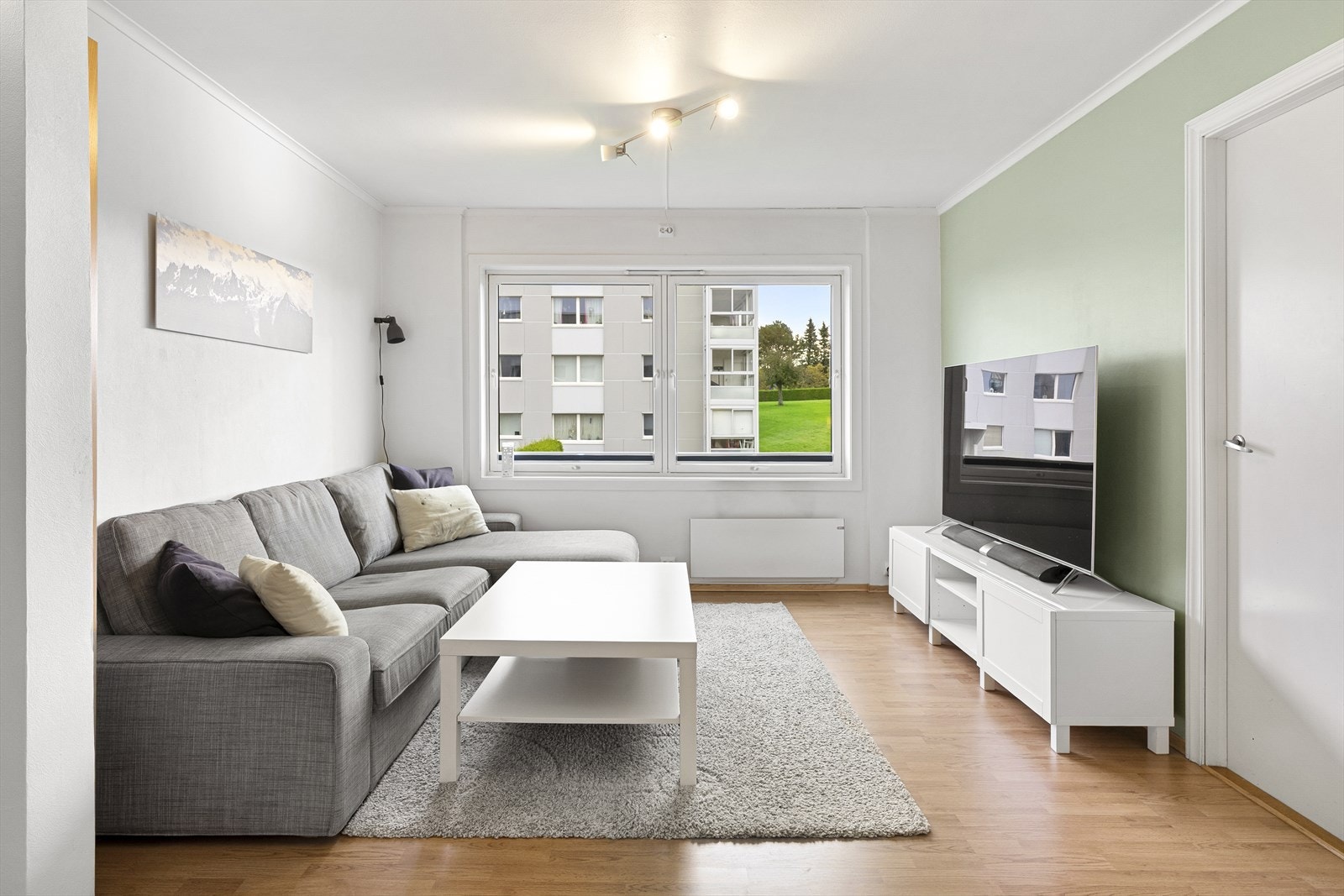 - Leiligheten er lys og innbydende med vindusflater i flere himmelretninger - Galleribilde