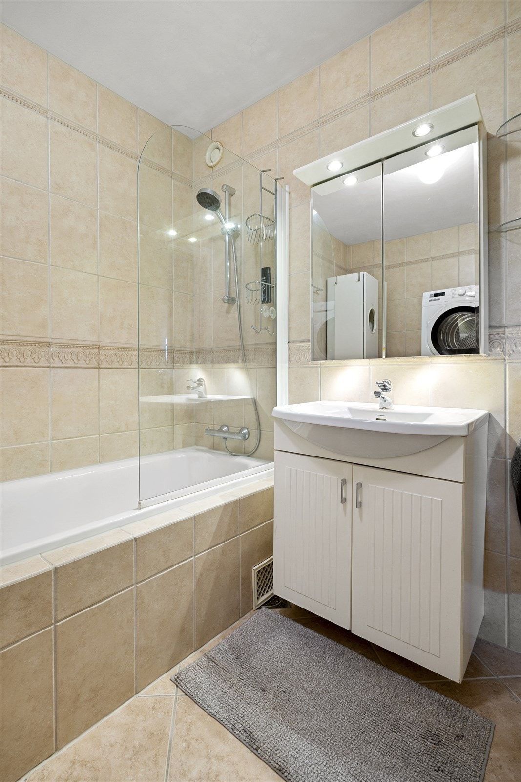 - Her er det et deilig badekar og flislagt både gulv og vegger - Galleribilde